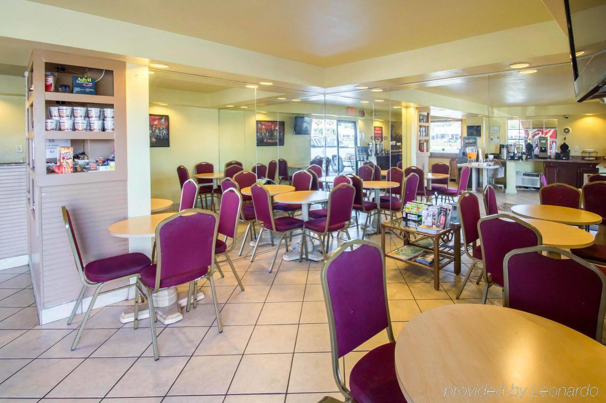 Econo & Maingate Hotel 2*