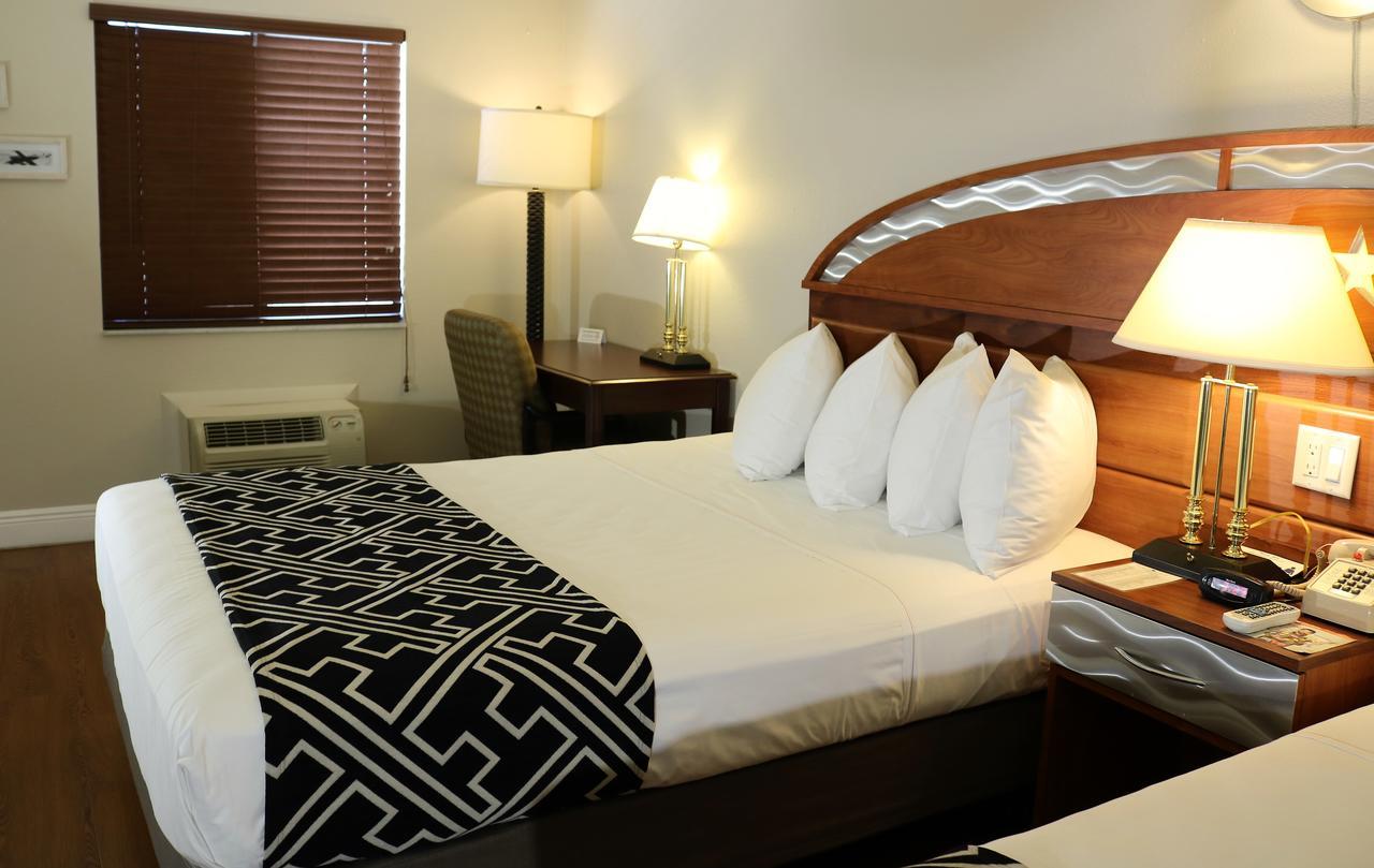 Monte Carlo Inn- Near Motel 2*