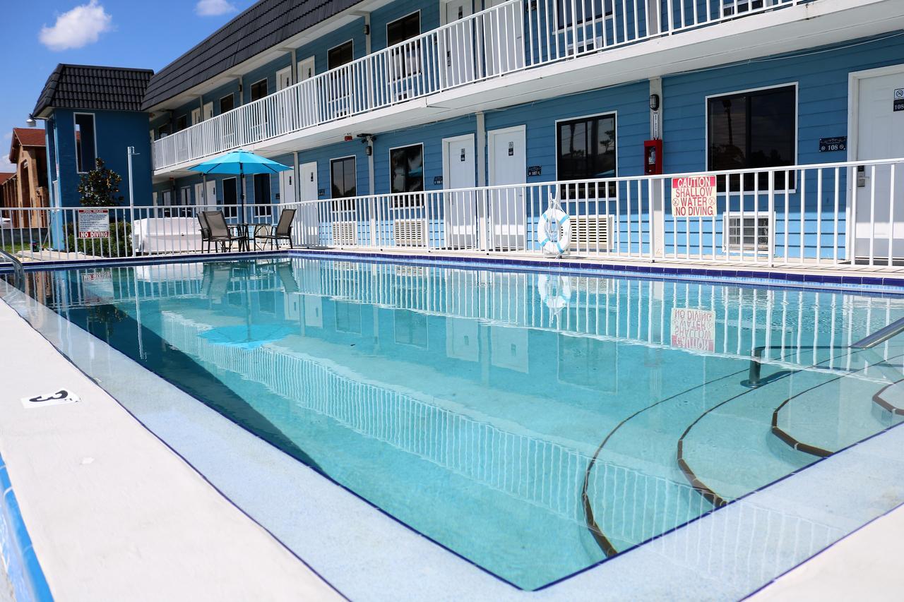 Monte Carlo Inn- Near Motel 2*