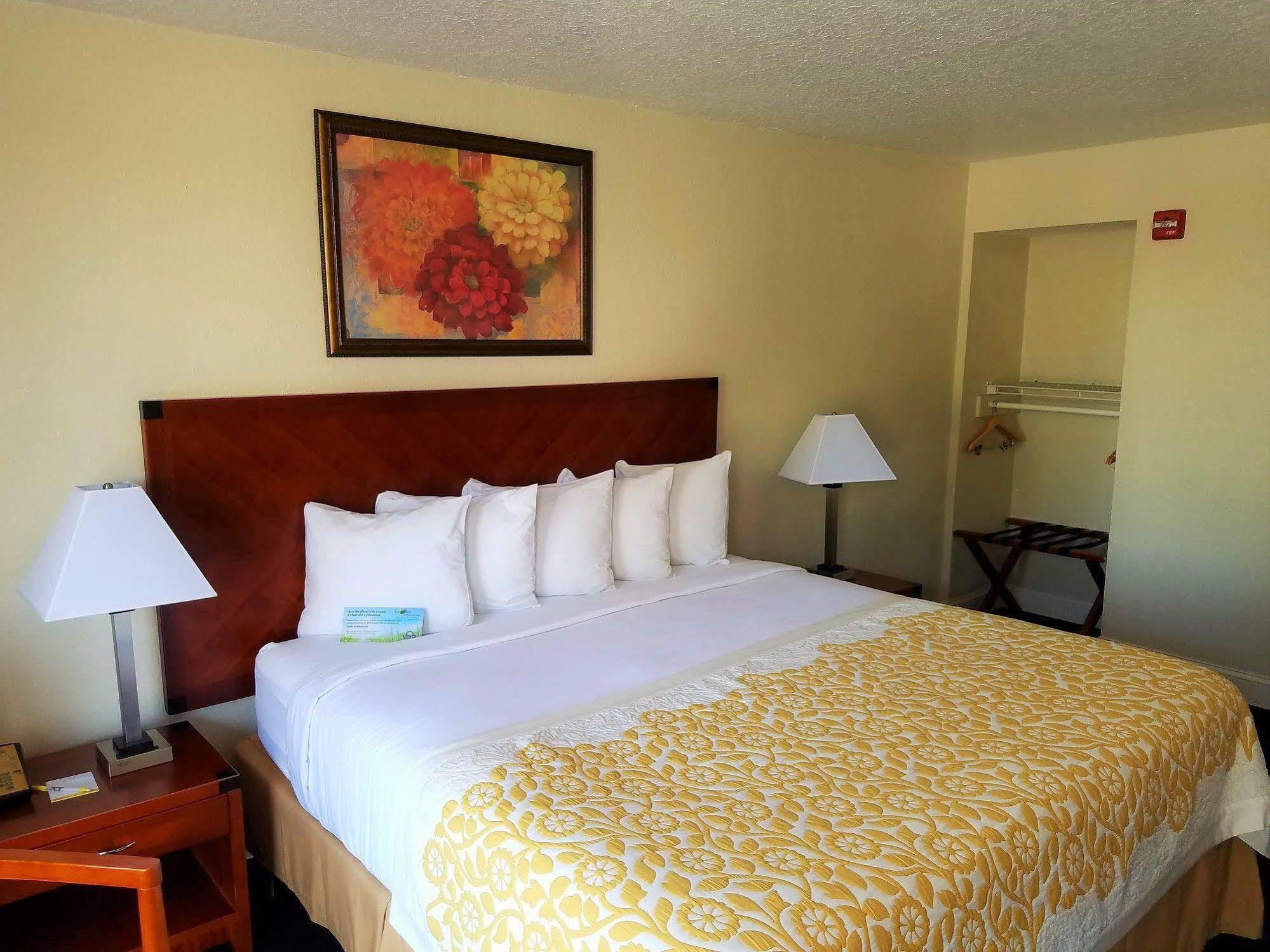 Hotel Days & By Wyndham