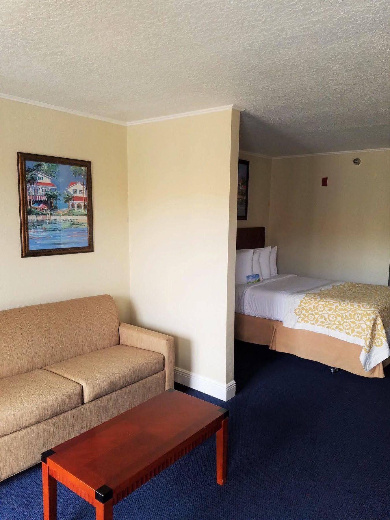 Days & By Wyndham Hotel 2*