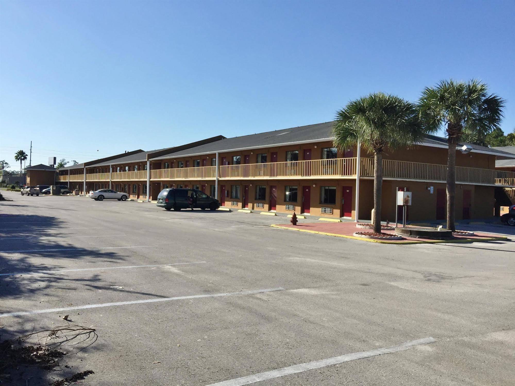 Country Hearth Inn- 2*