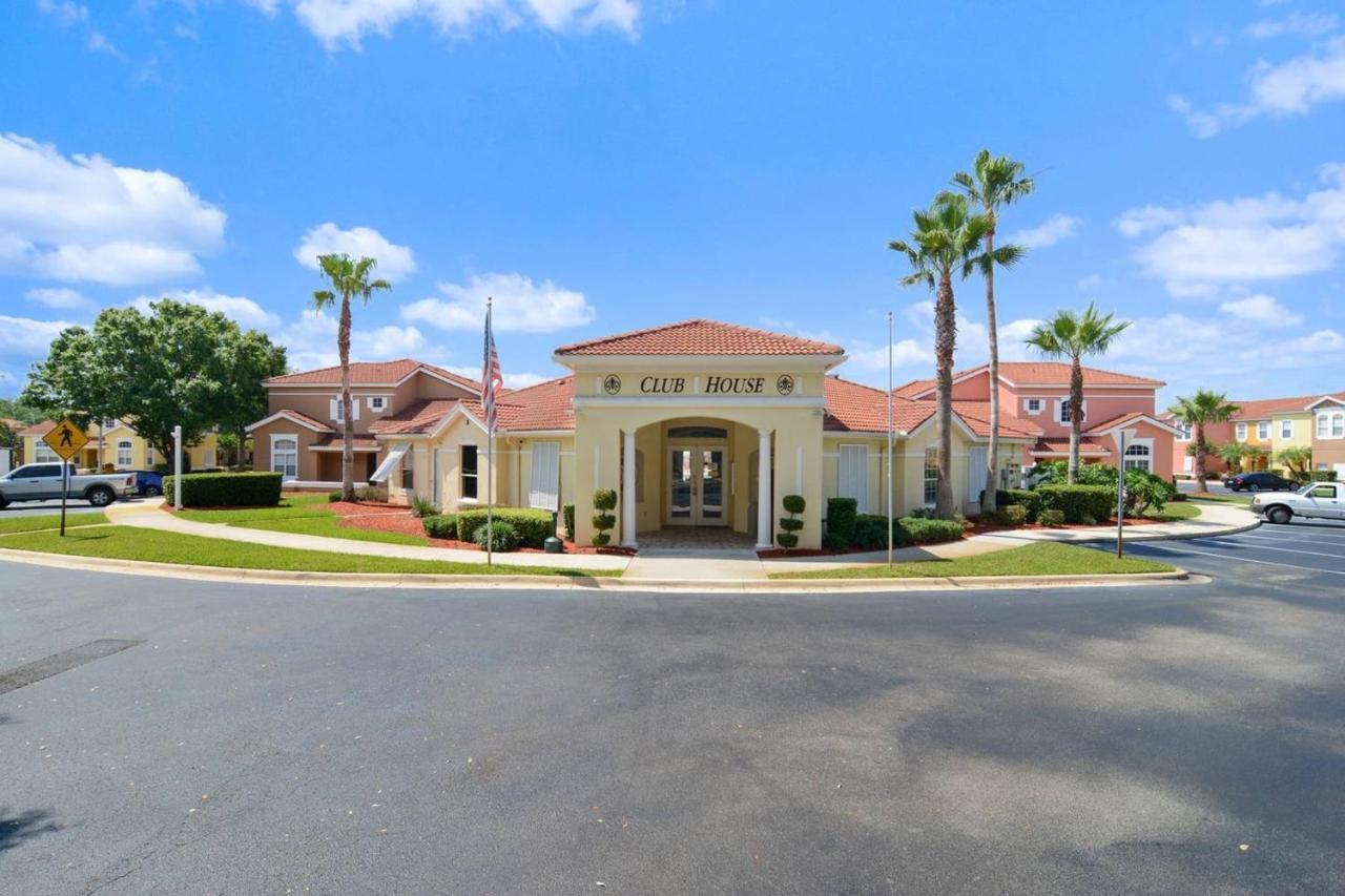 Spacious With Private Pool - No Carpet - Area