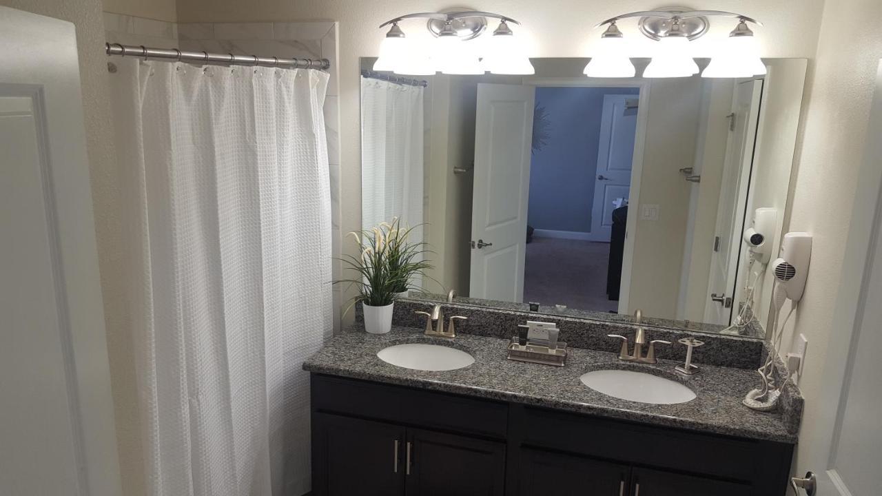 4 Bedroom Private Lakefront Town At Storey Near World Parks