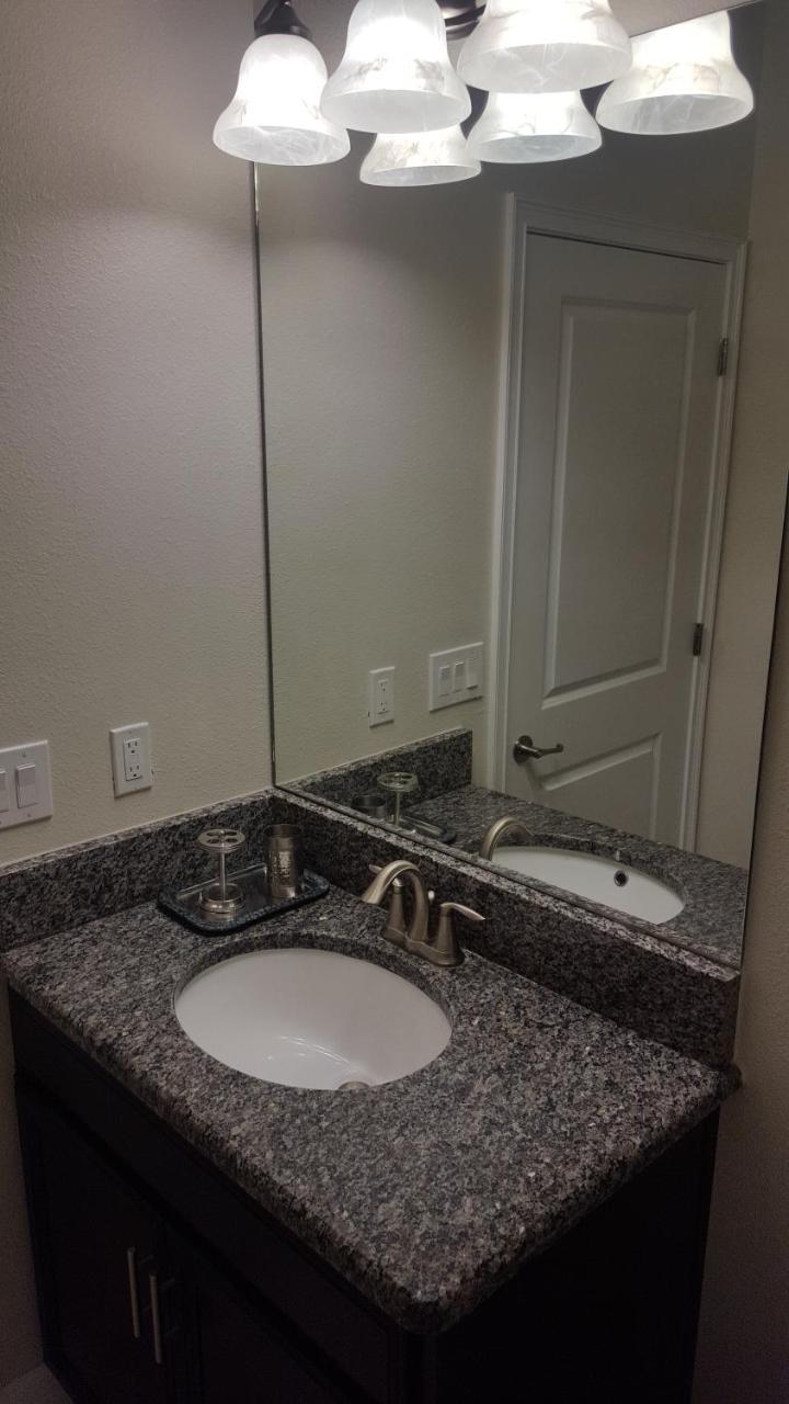 Apartment 4 Bedroom Private Lakefront Town At Storey Near World Parks *