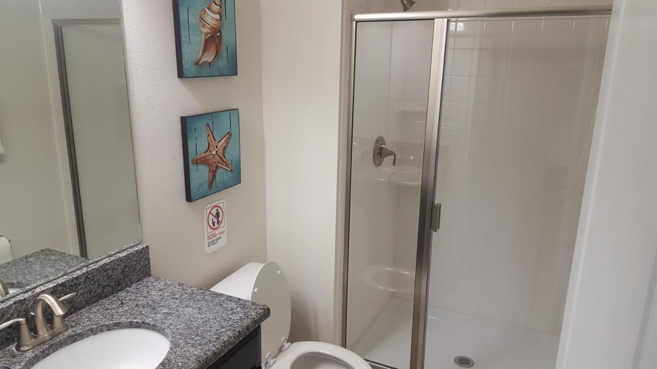 Apartment 4 Bedroom Private Lakefront Town At Storey Near World Parks *