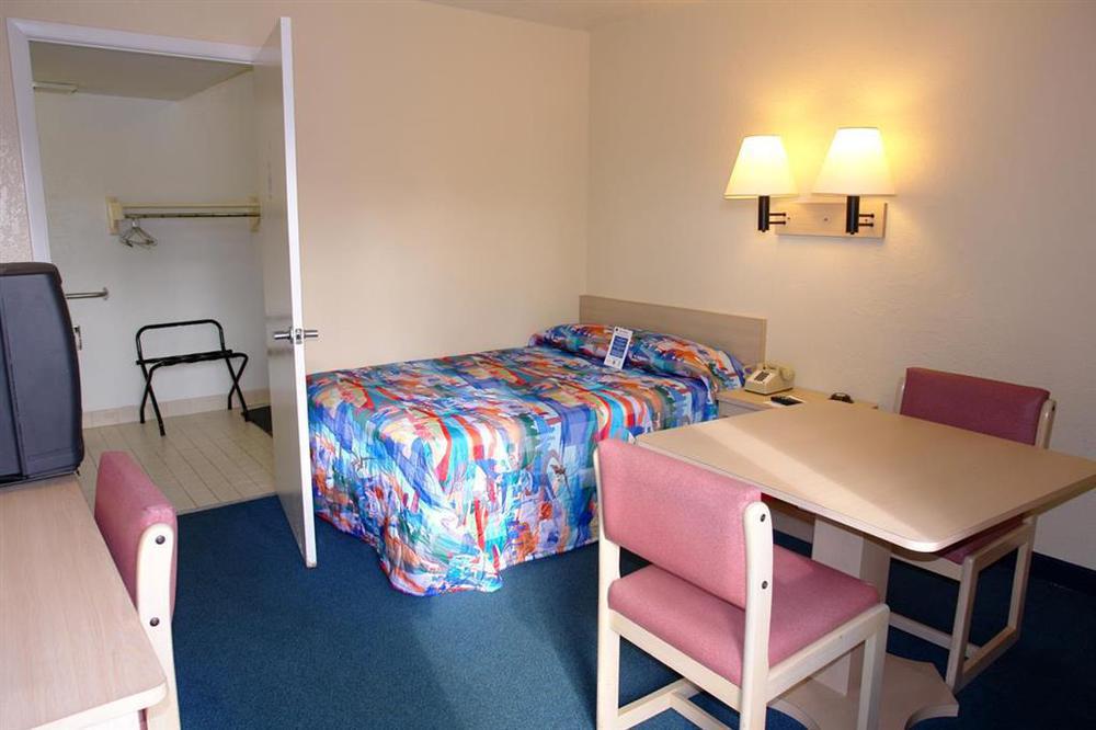 Rodeway Kissimmee Maingate West - Free Theme Park Shuttle Inn 2*