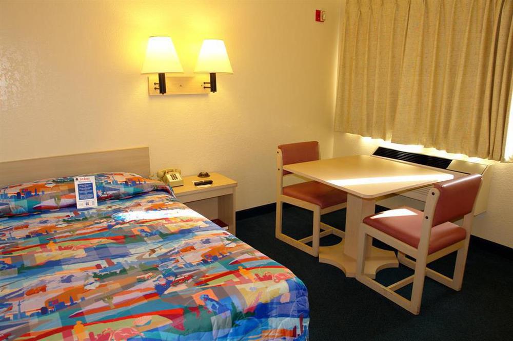 Rodeway Kissimmee Maingate West - Free Theme Park Shuttle Inn Four Corners