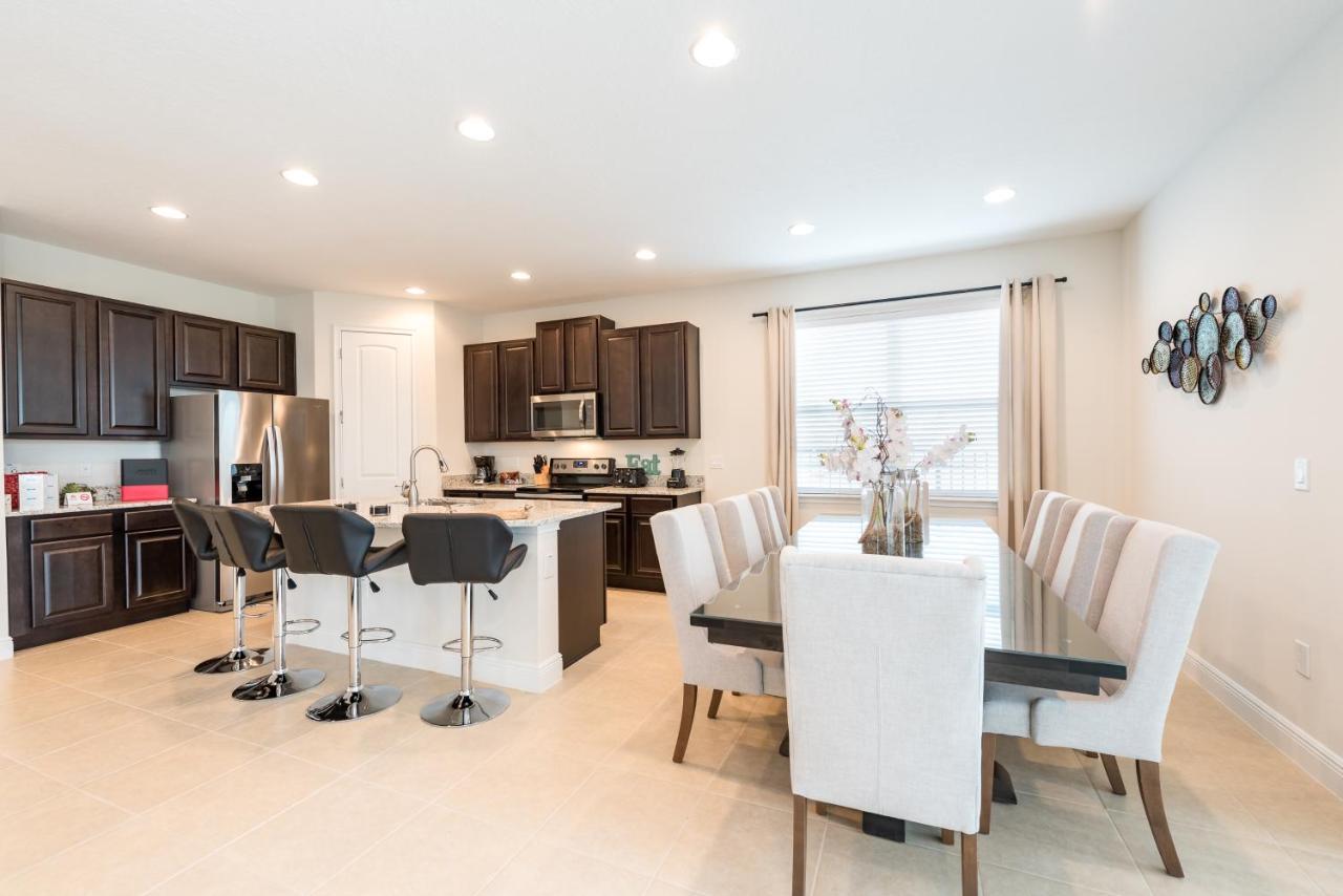 Cozy By Rentyl Near With Private Pool & Amenities - 7416m
