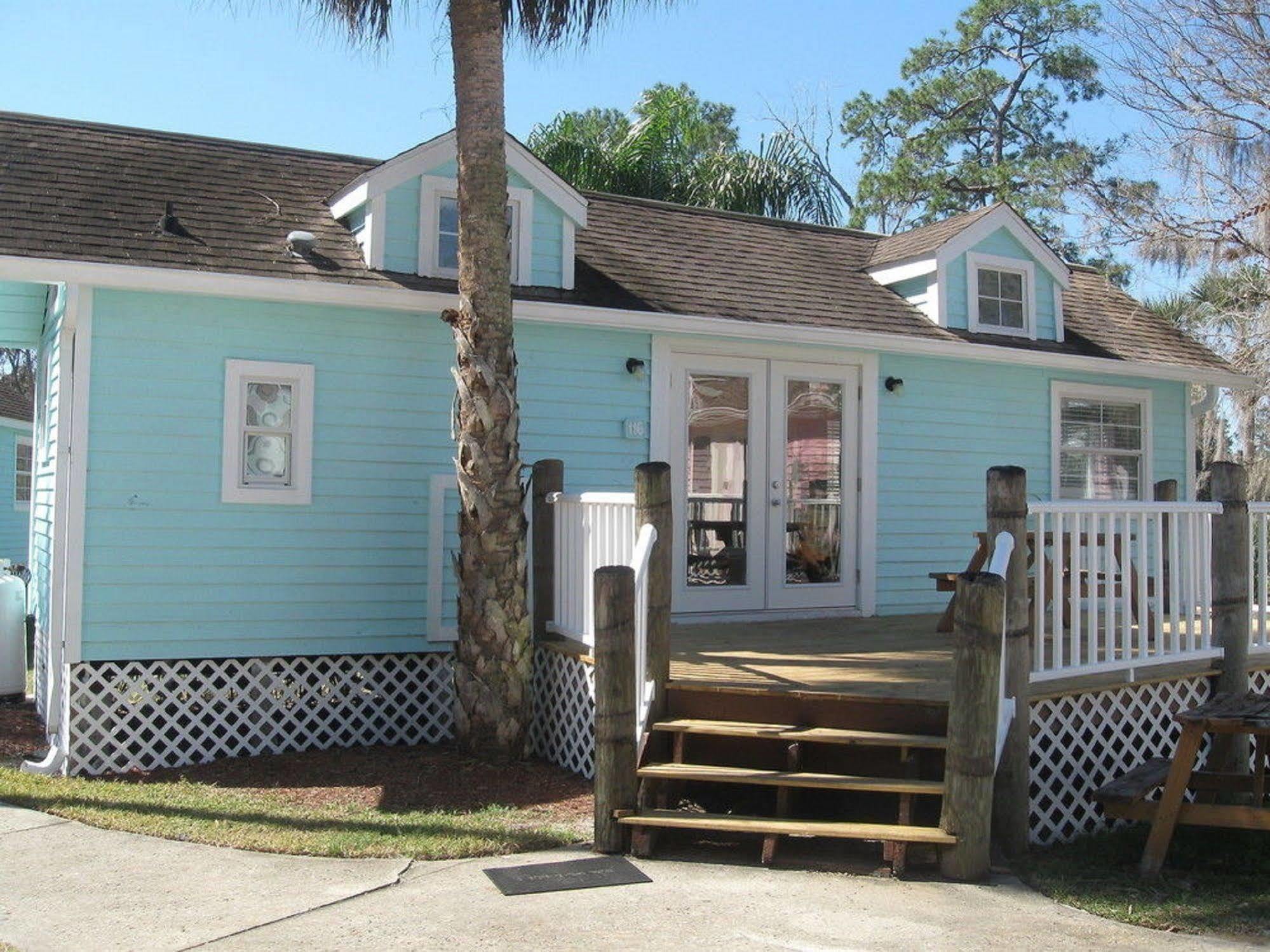 Lodge Tropical Palms &