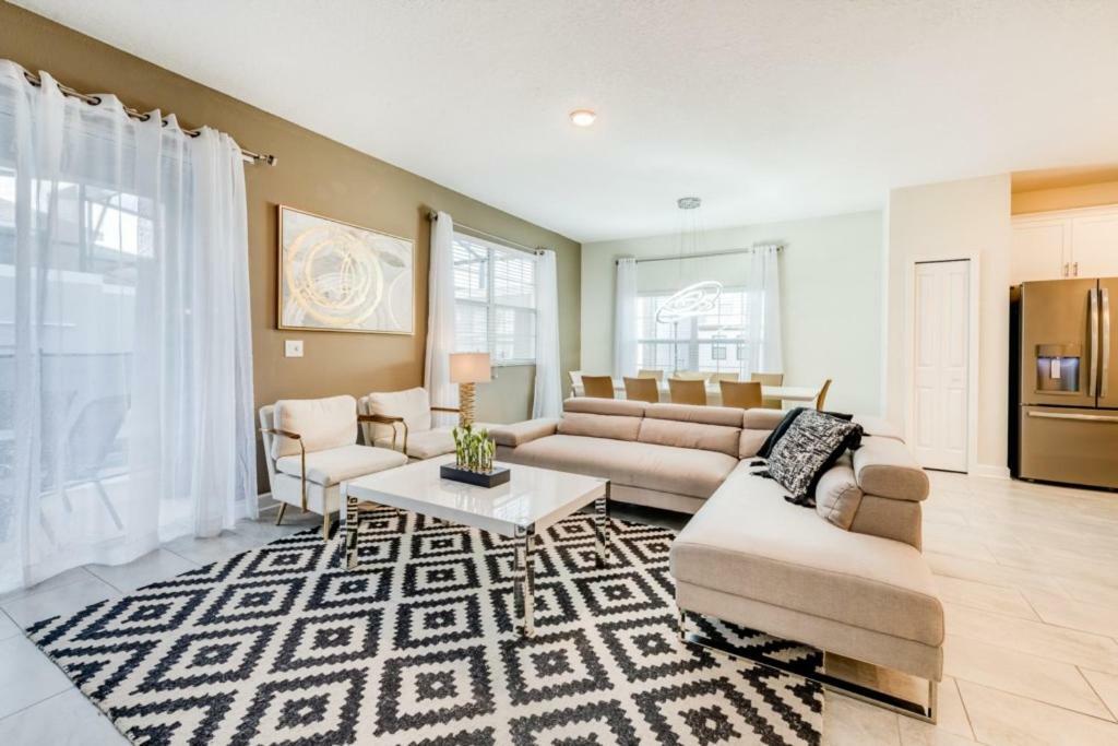 Elegant With Themed Bedrooms Near Villa *