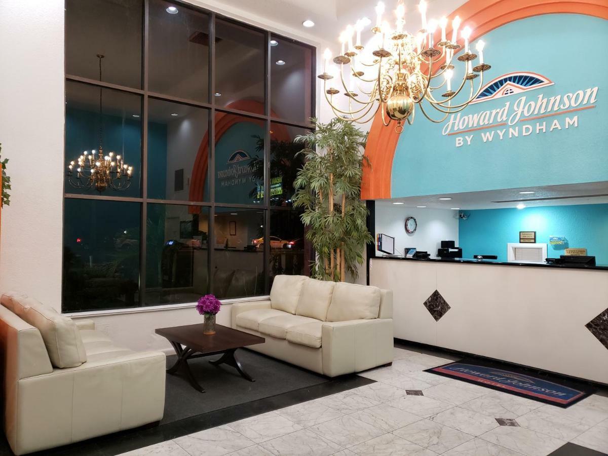 Howard Johnson By Wyndham Lake Front Park