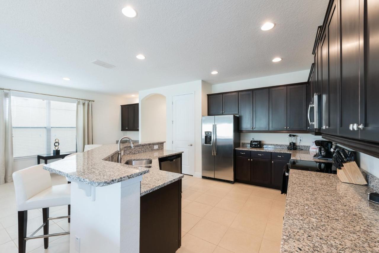 Stunning Near By Rentyl With Private Pool, Game Room, Themed & Amenities - 210m *