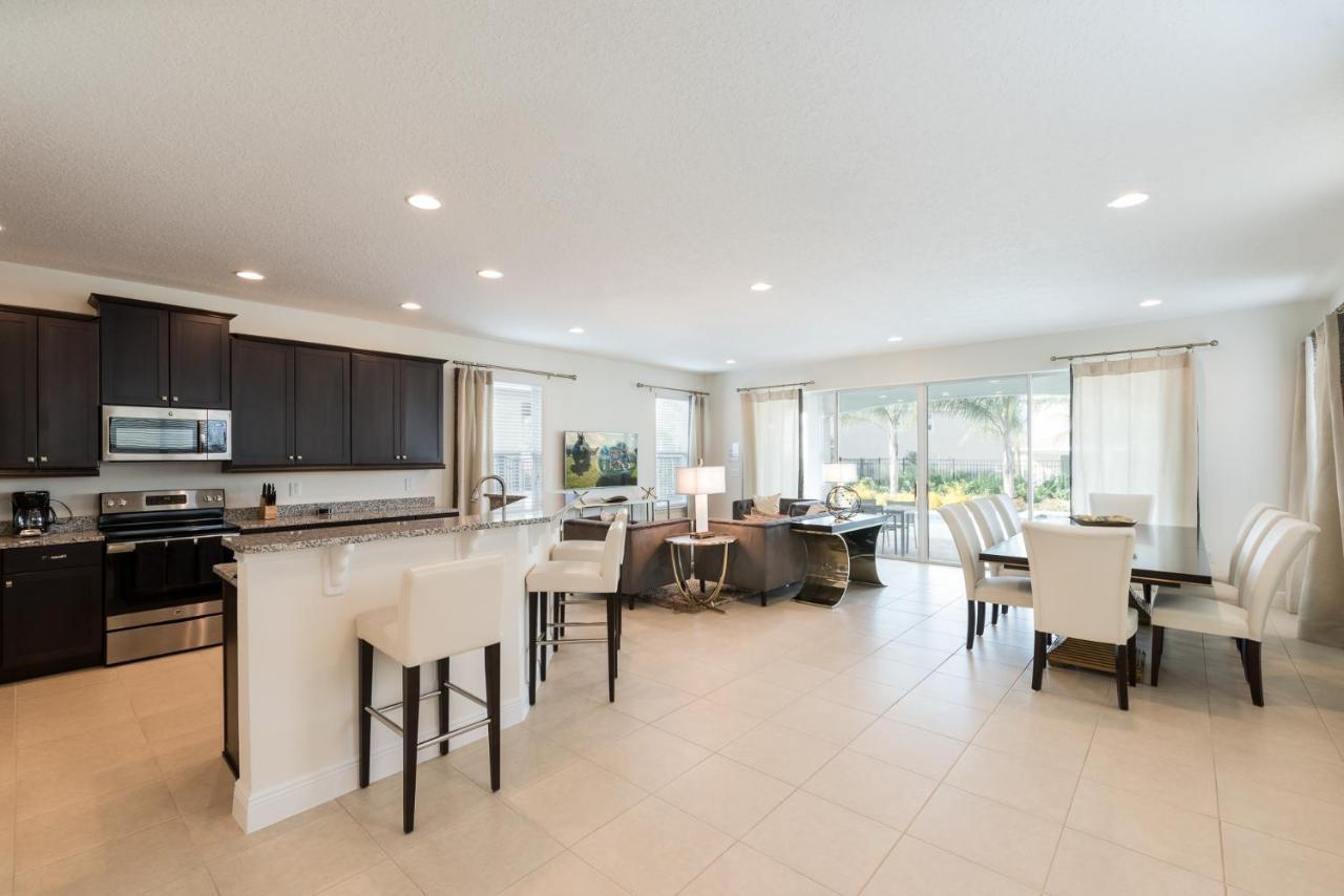 Stunning Near By Rentyl With Private Pool, Game Room, Themed & Amenities - 210m