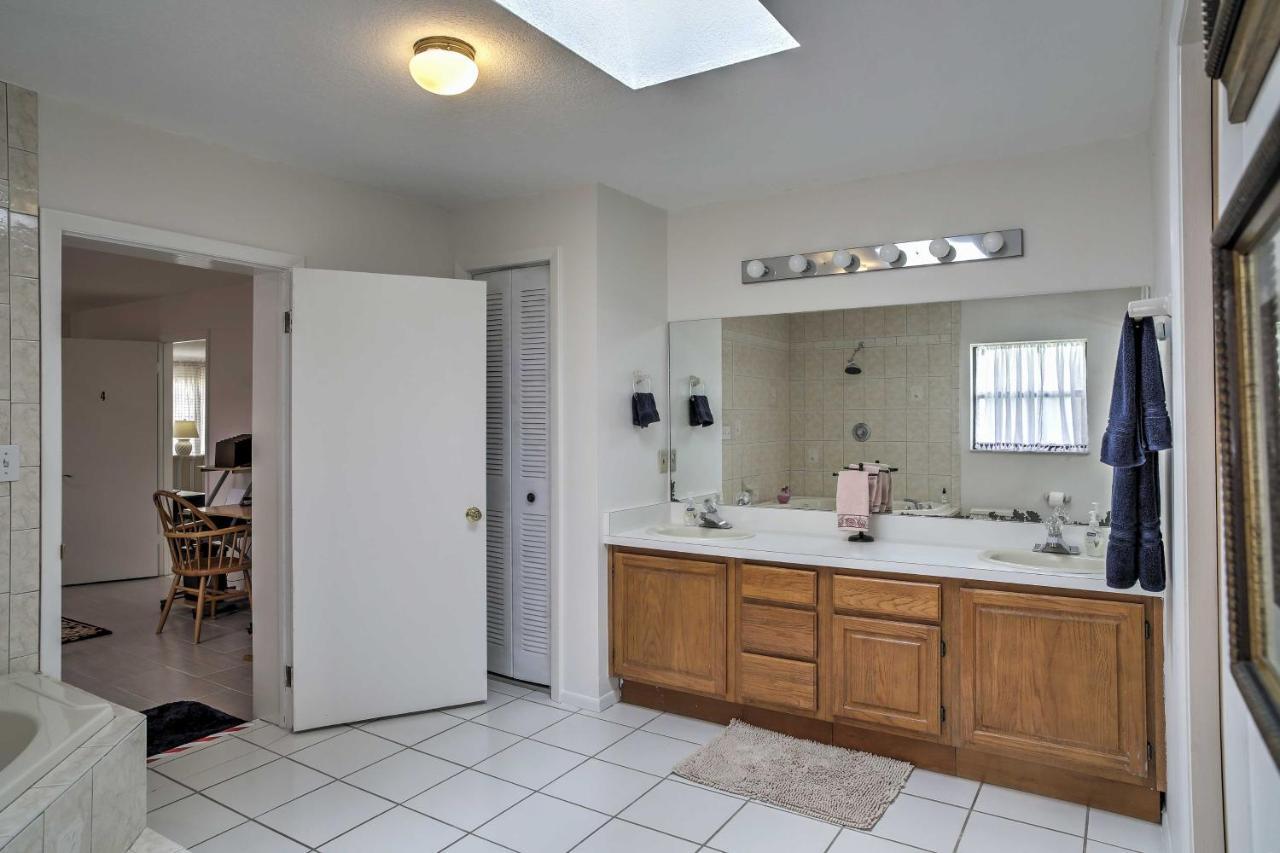 Quiet Near Shopping And 15 Miles From Orlando! Holiday home *