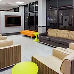 Days Inn & Suites By Wyndham Orlando Airport