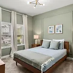Contemporary Townhouse W Pool & Bbq Sleeps 12