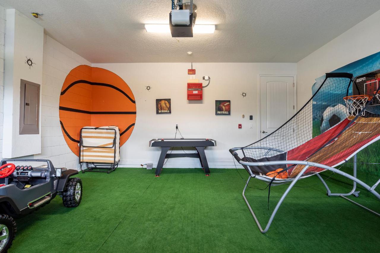 Holiday home Upscale Modern Getaway With Heated Pool/hot Tub, 9 Beds 8.5 Bath Sleeps 18+ *