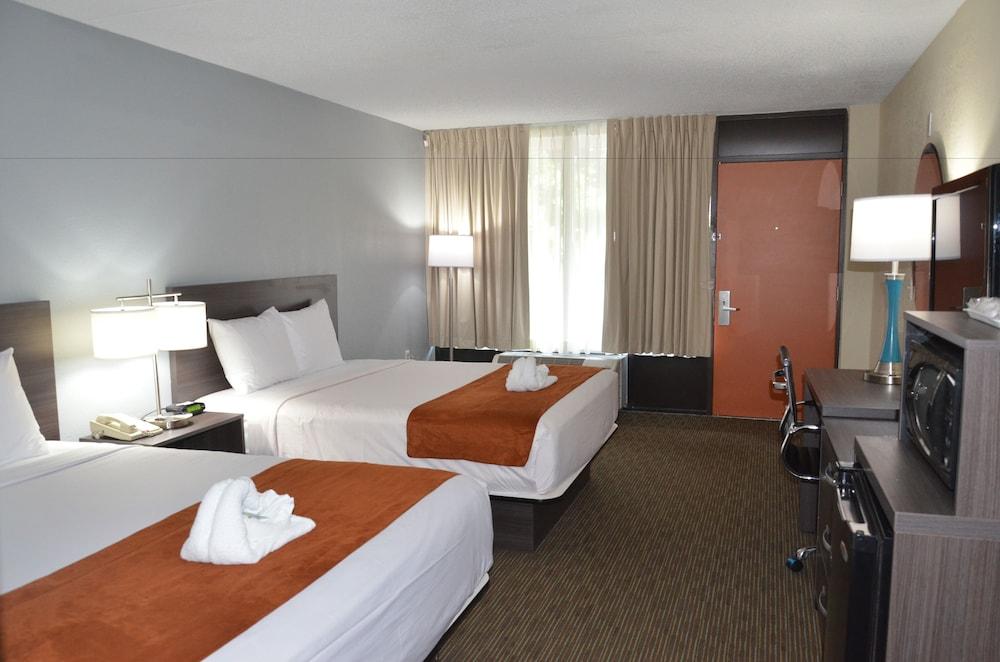Days & By Wyndham Airport