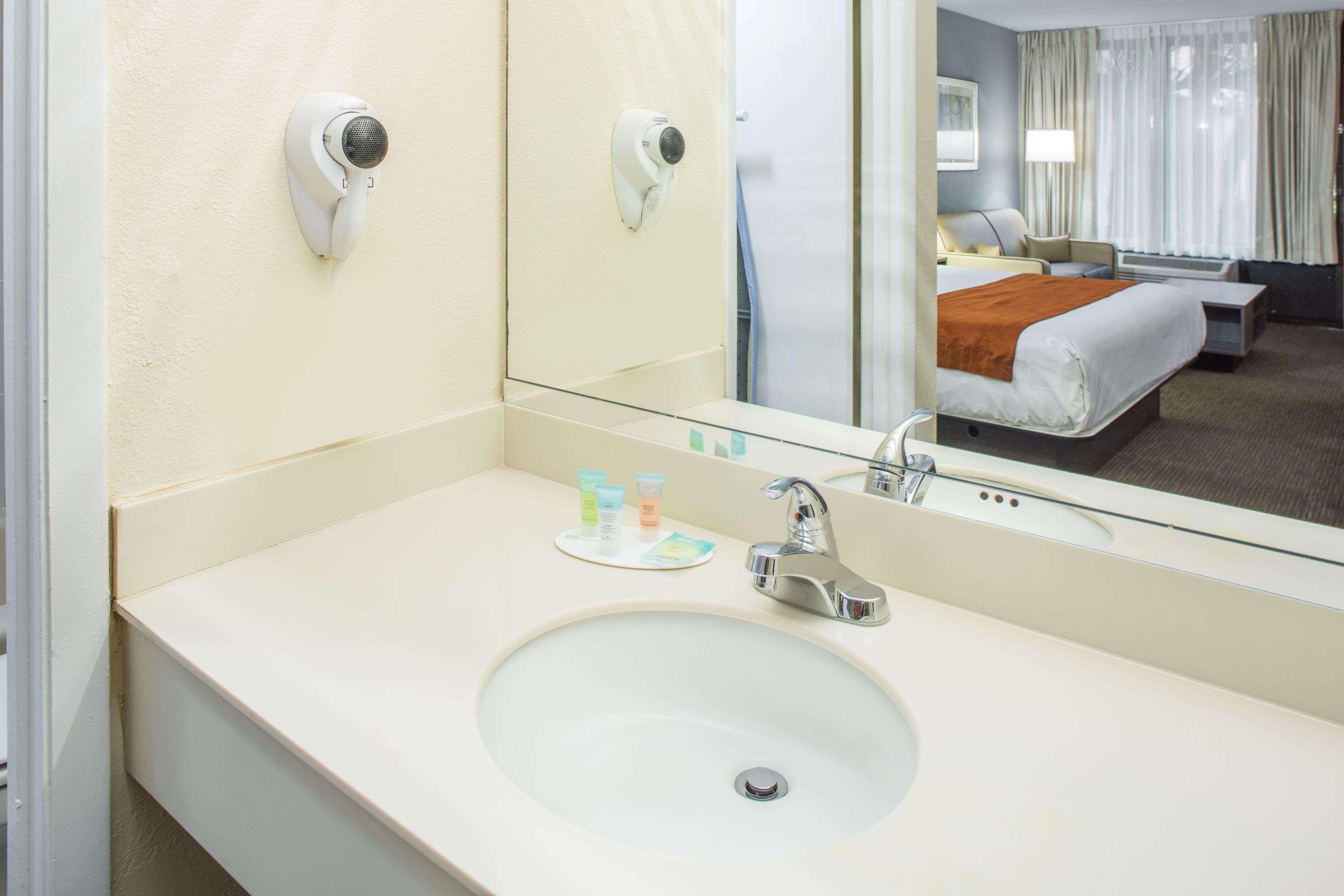 Days & By Wyndham Airport Motel Orlando