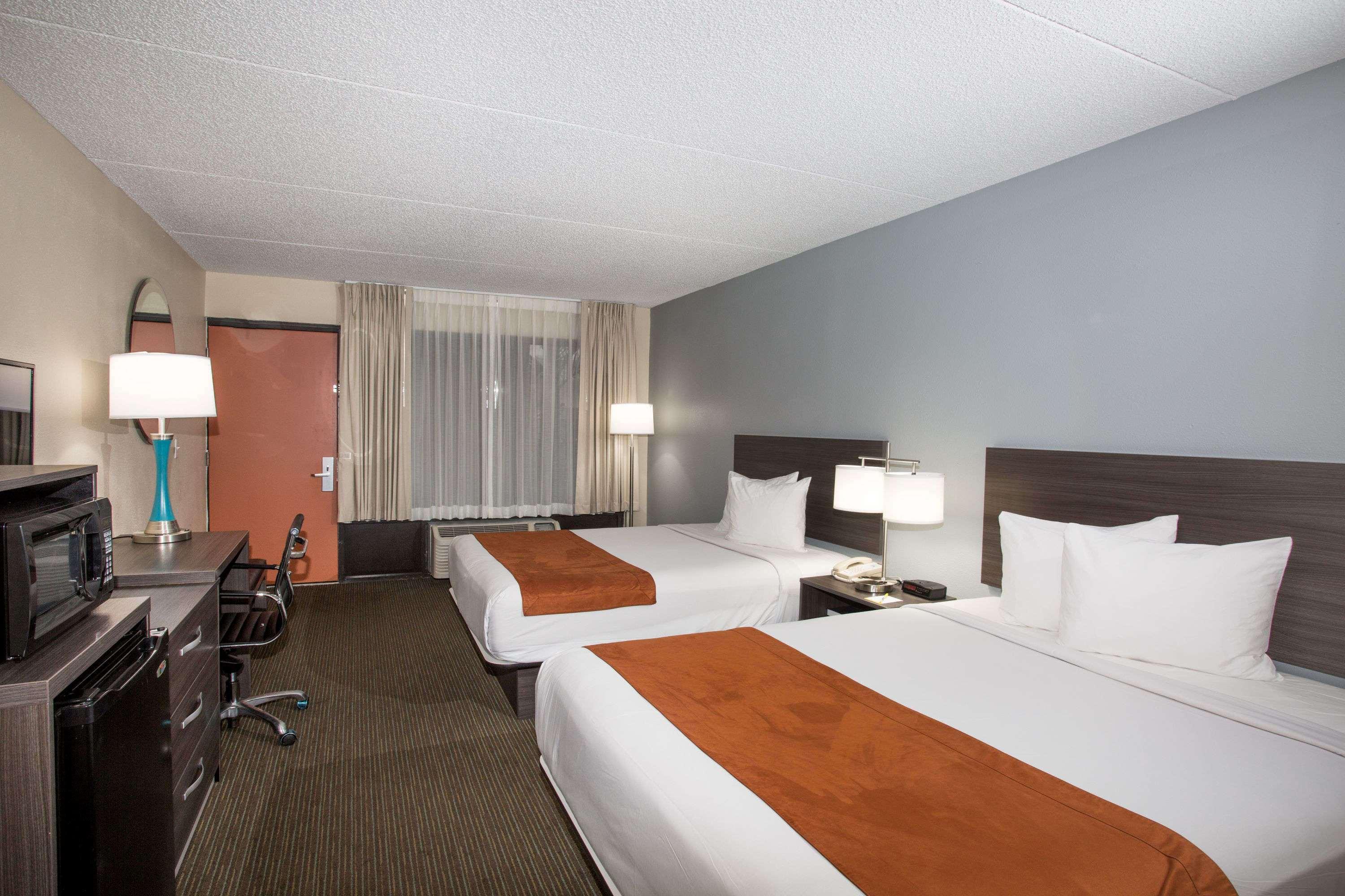 Days & By Wyndham Airport Motel 2*