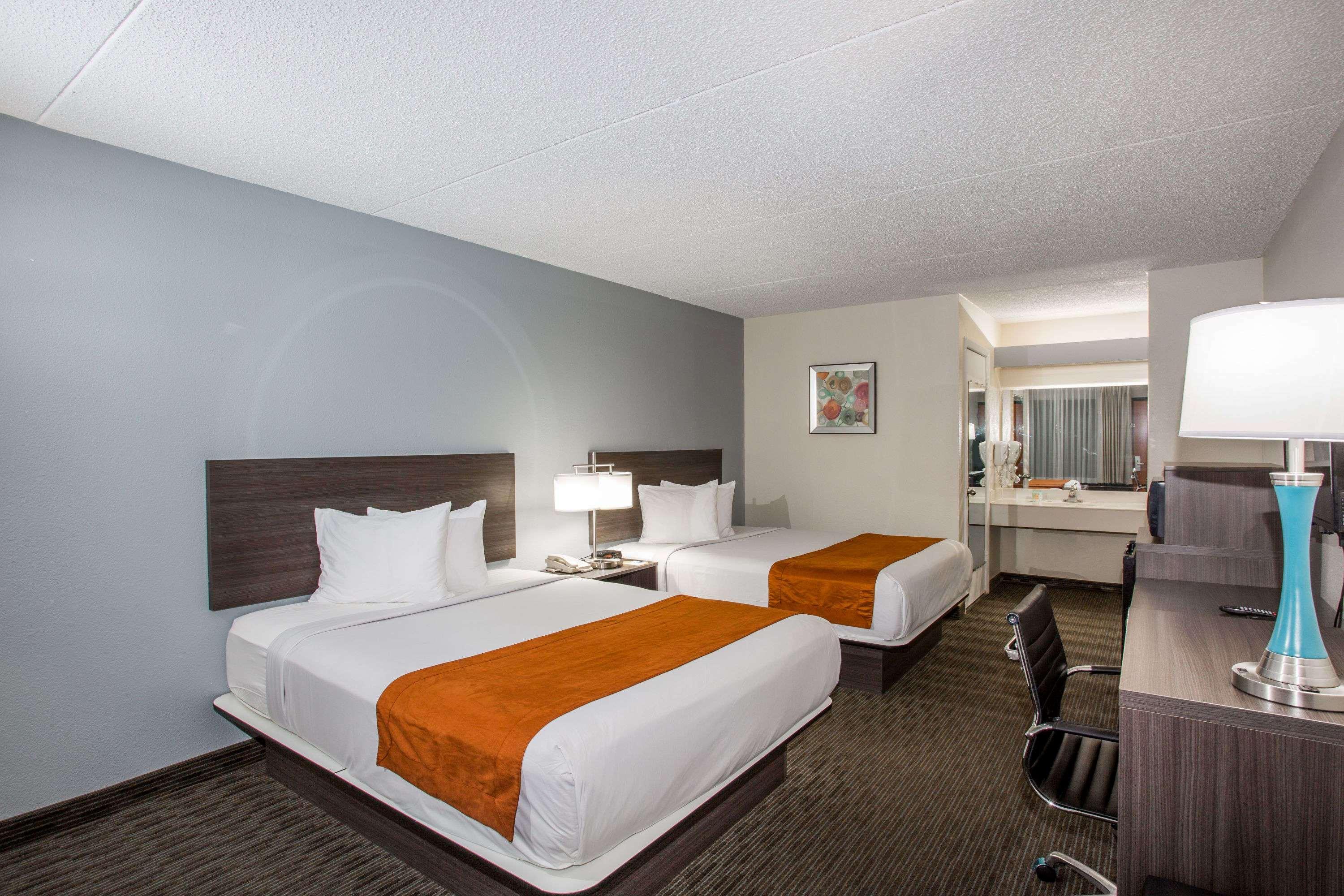 Days & By Wyndham Airport