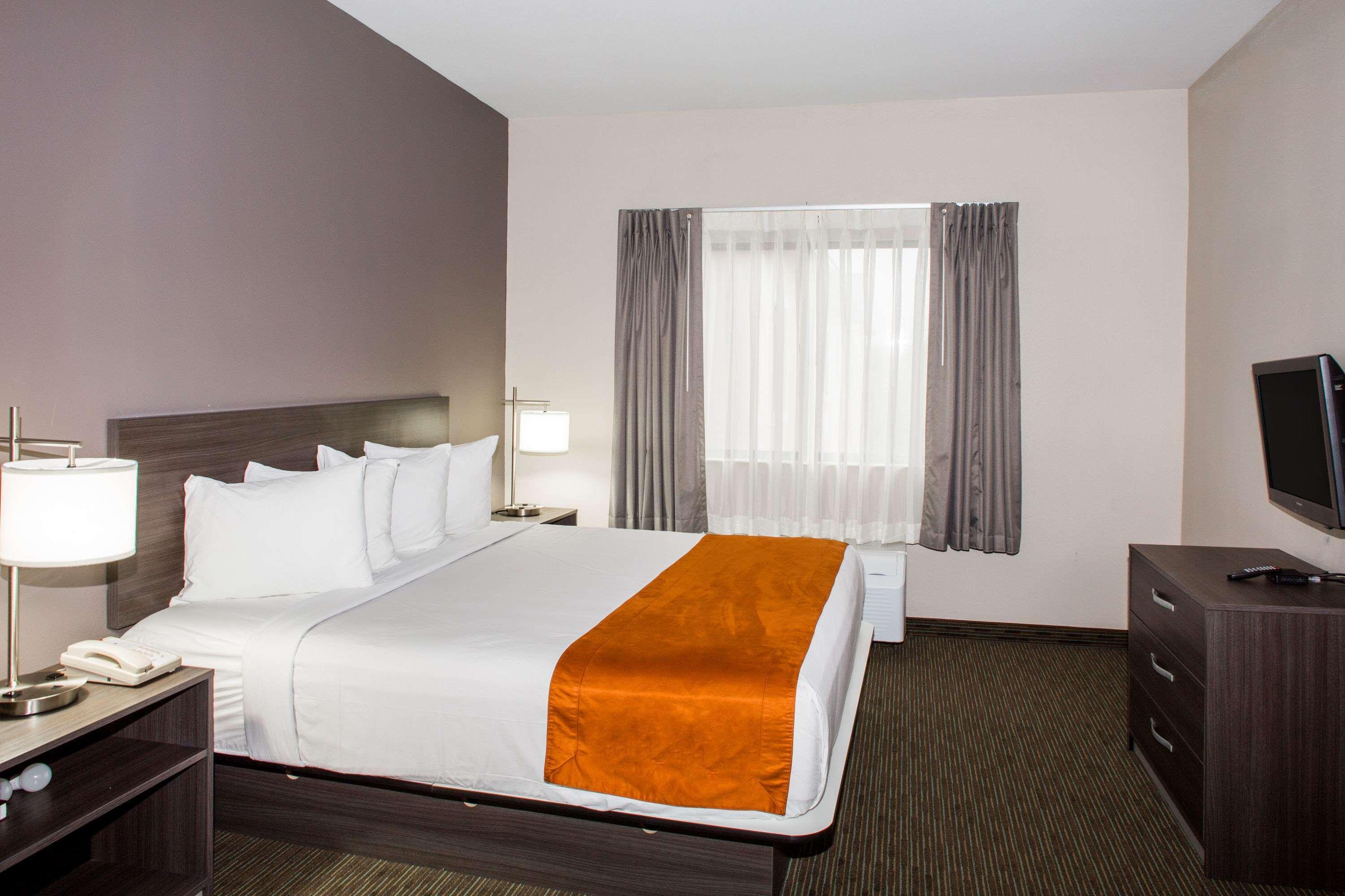 Motel Days & By Wyndham Airport 2*