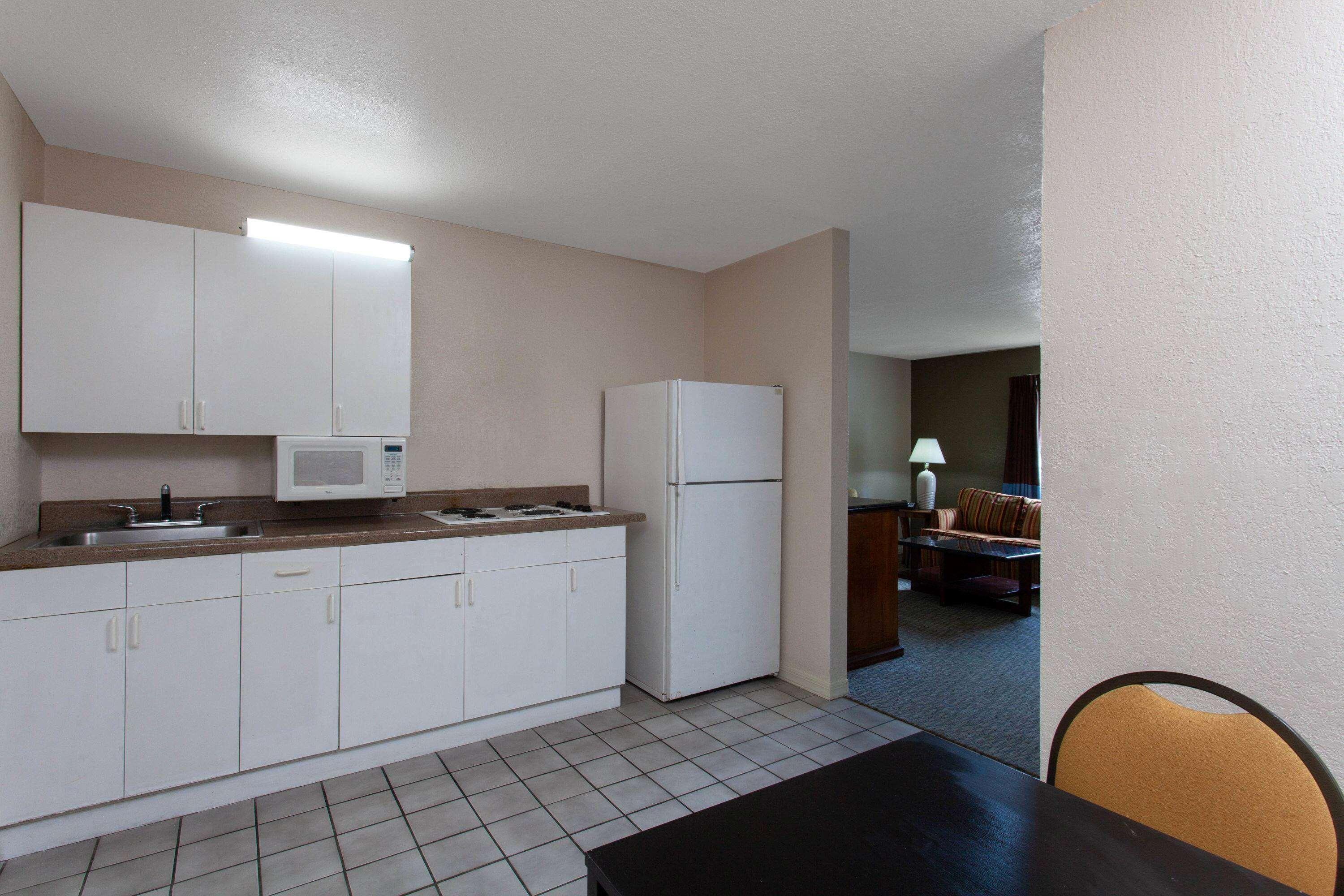 Super 8 By Wyndham Motel