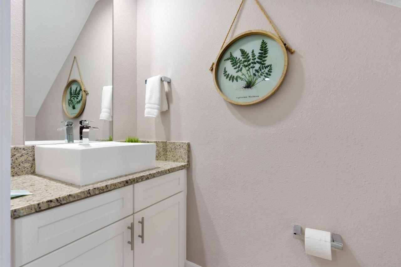Luxury W/ 4 Plus Private Hot Tub Orlando