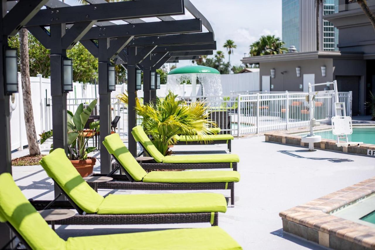 Holiday & Across From Universal By Ihg 3* Orlando