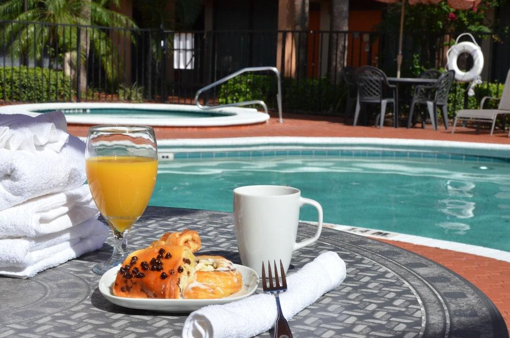 Motel Days & By Wyndham Airport 2*