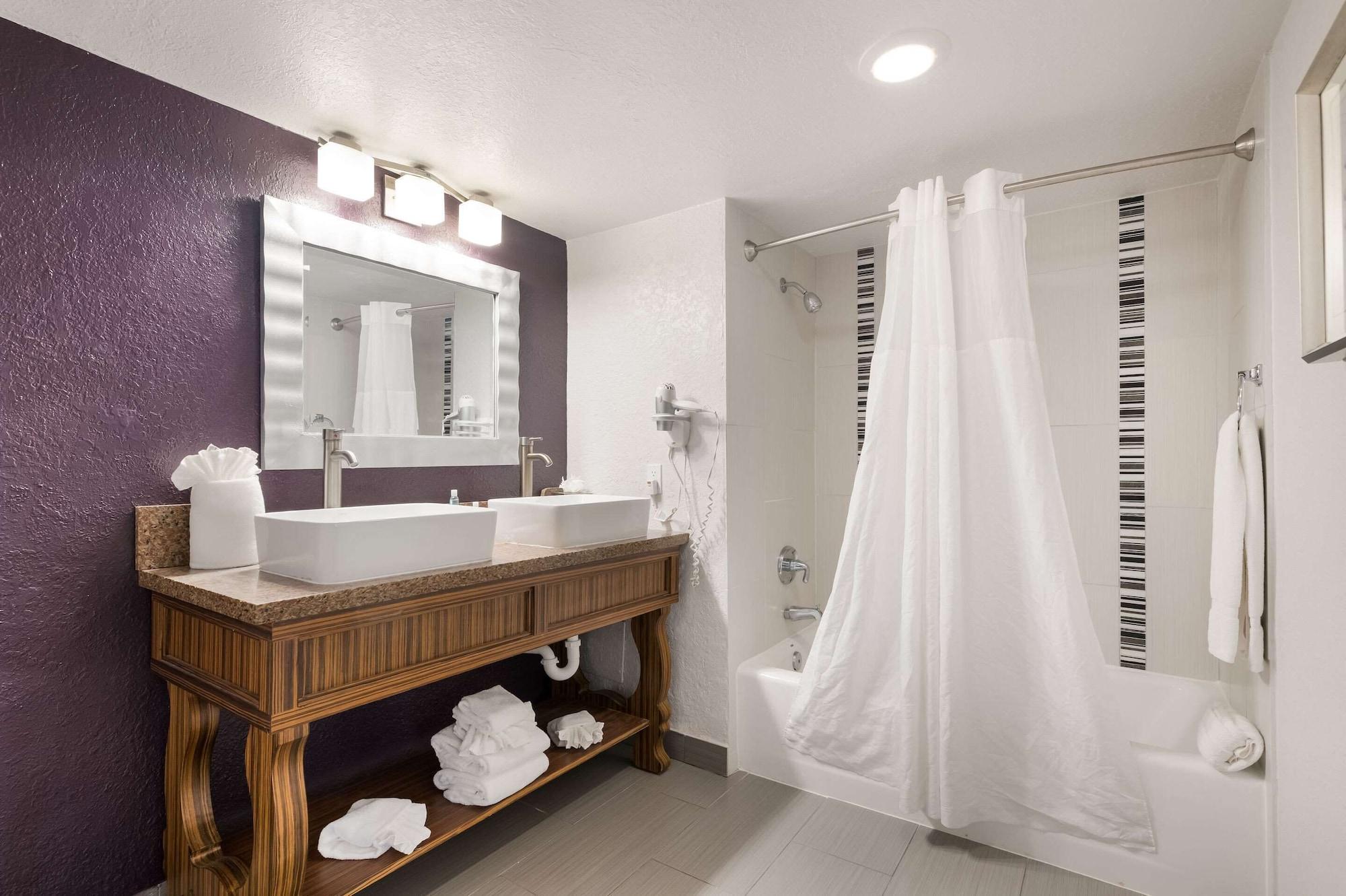 Clarion & Across From Universal Hotel 3*