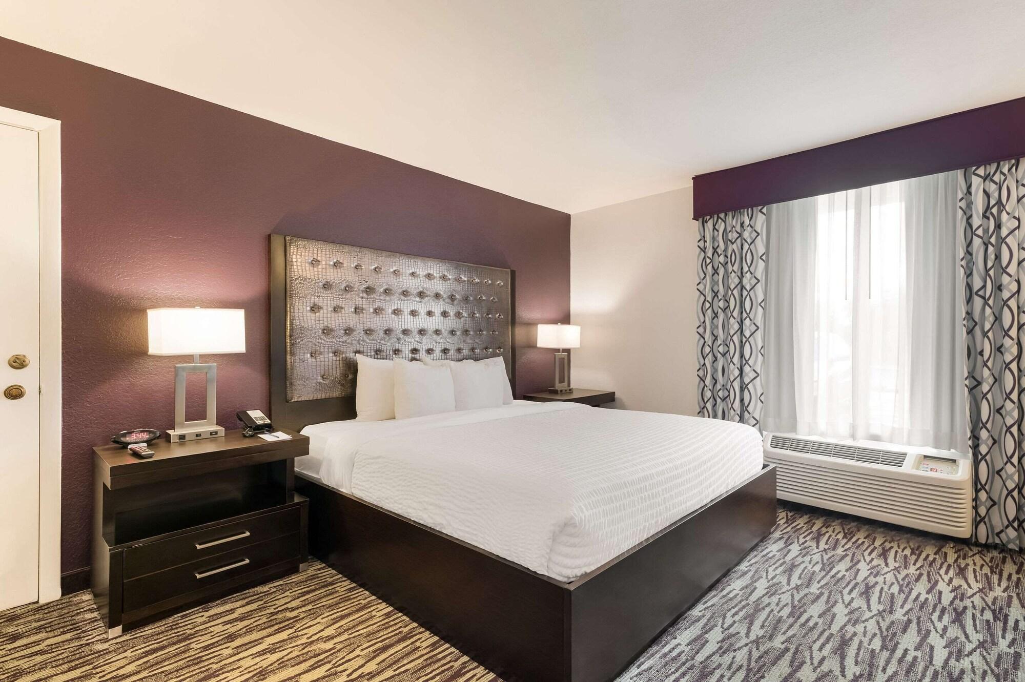 Clarion & Across From Universal 3* Orlando
