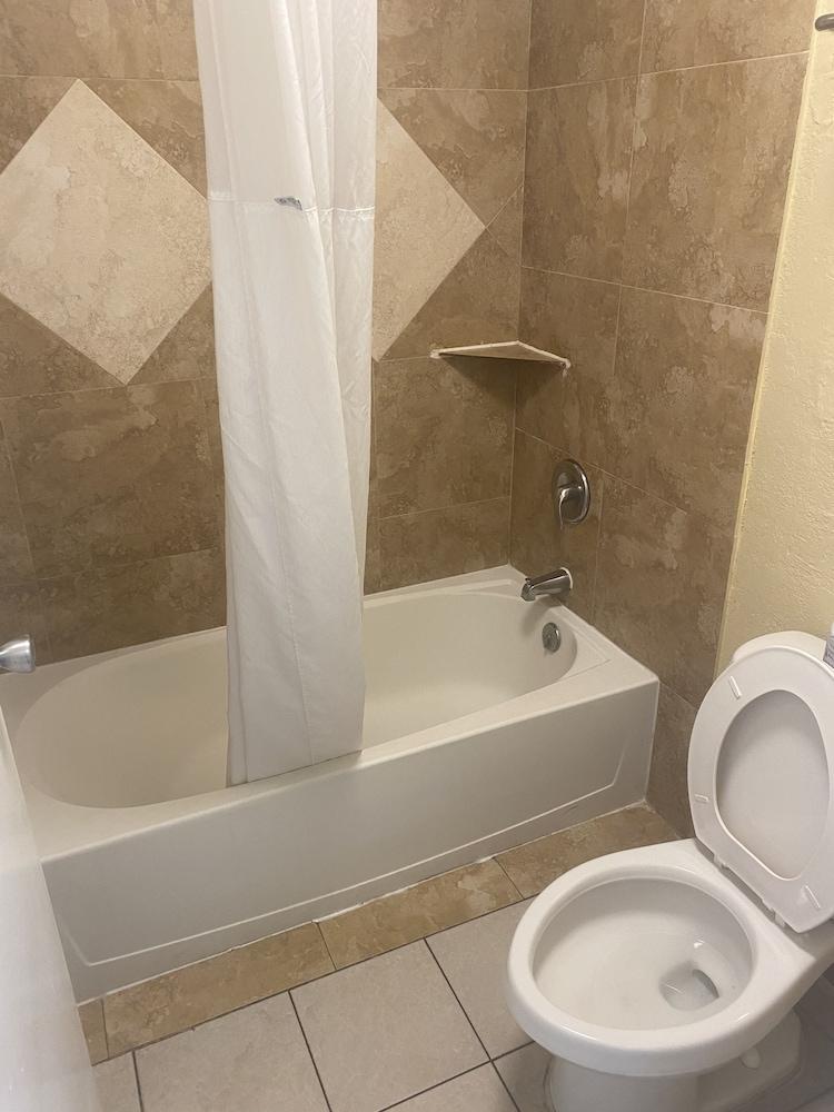Days By Wyndham Downtown Hotel