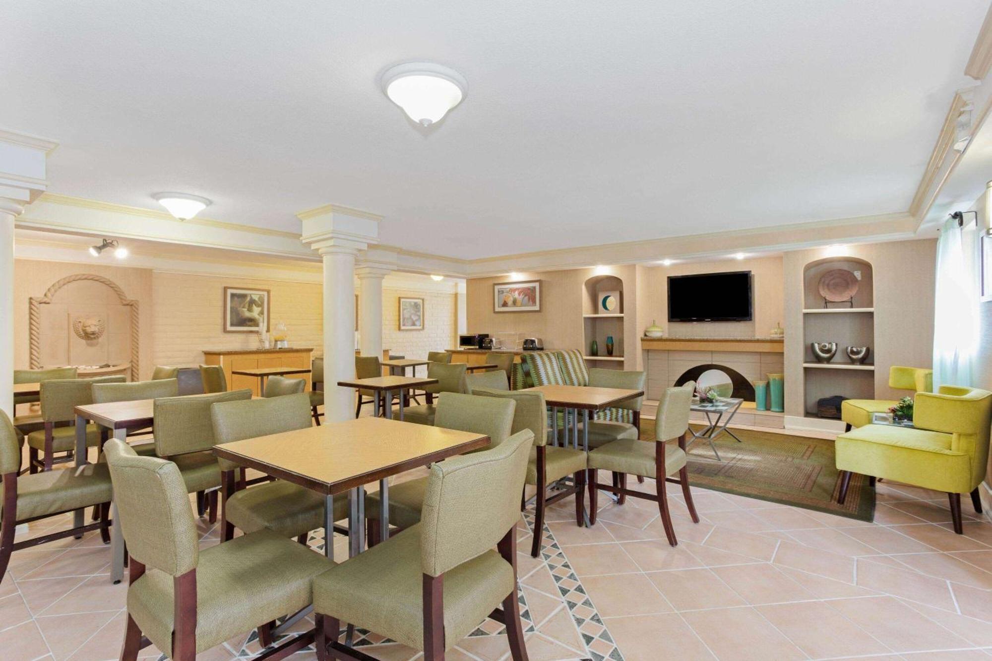 La Quinta By Wyndham Airport West 3*