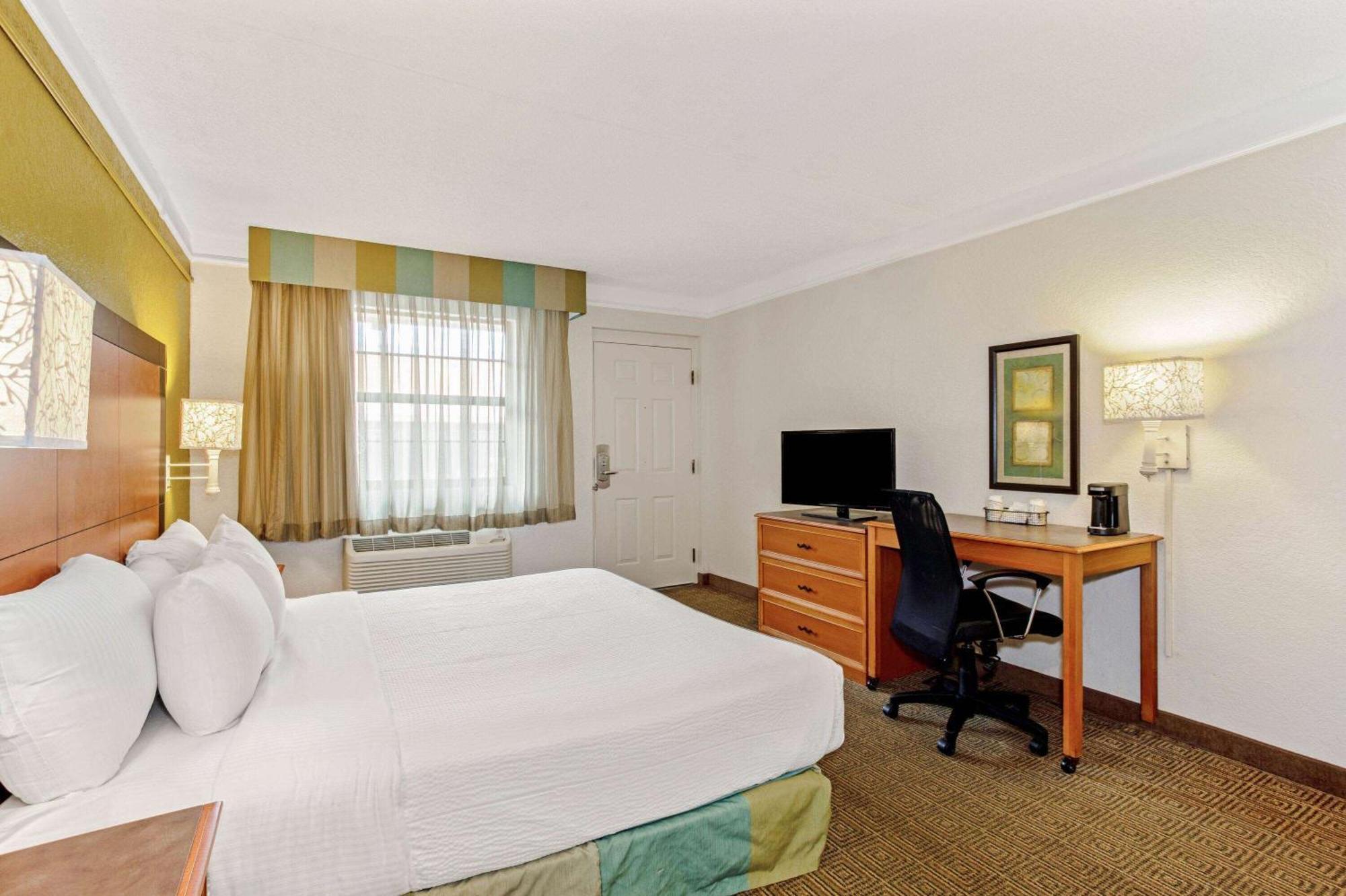 La Quinta By Wyndham Airport West Hotel 3*
