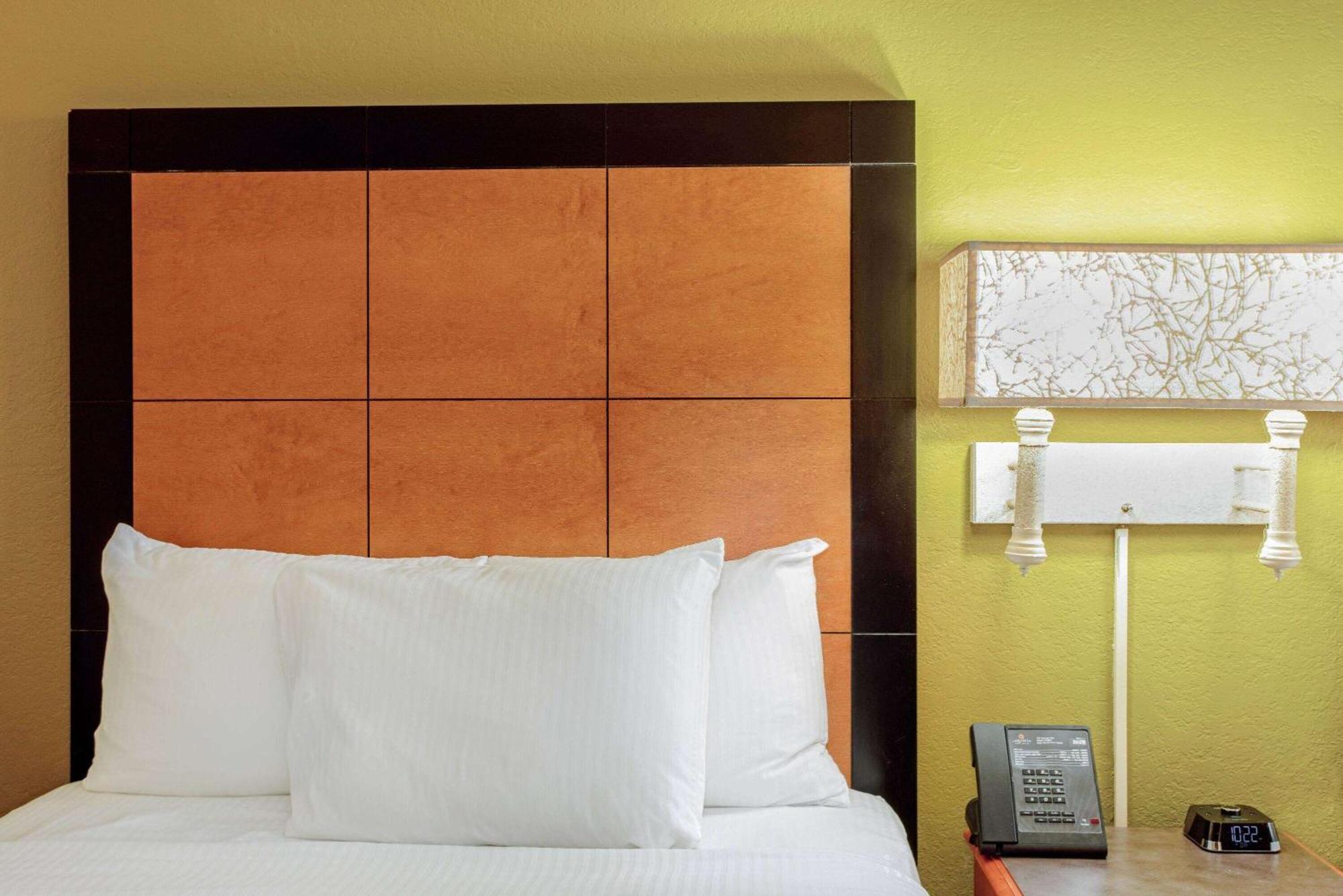 Hotel La Quinta By Wyndham Airport West