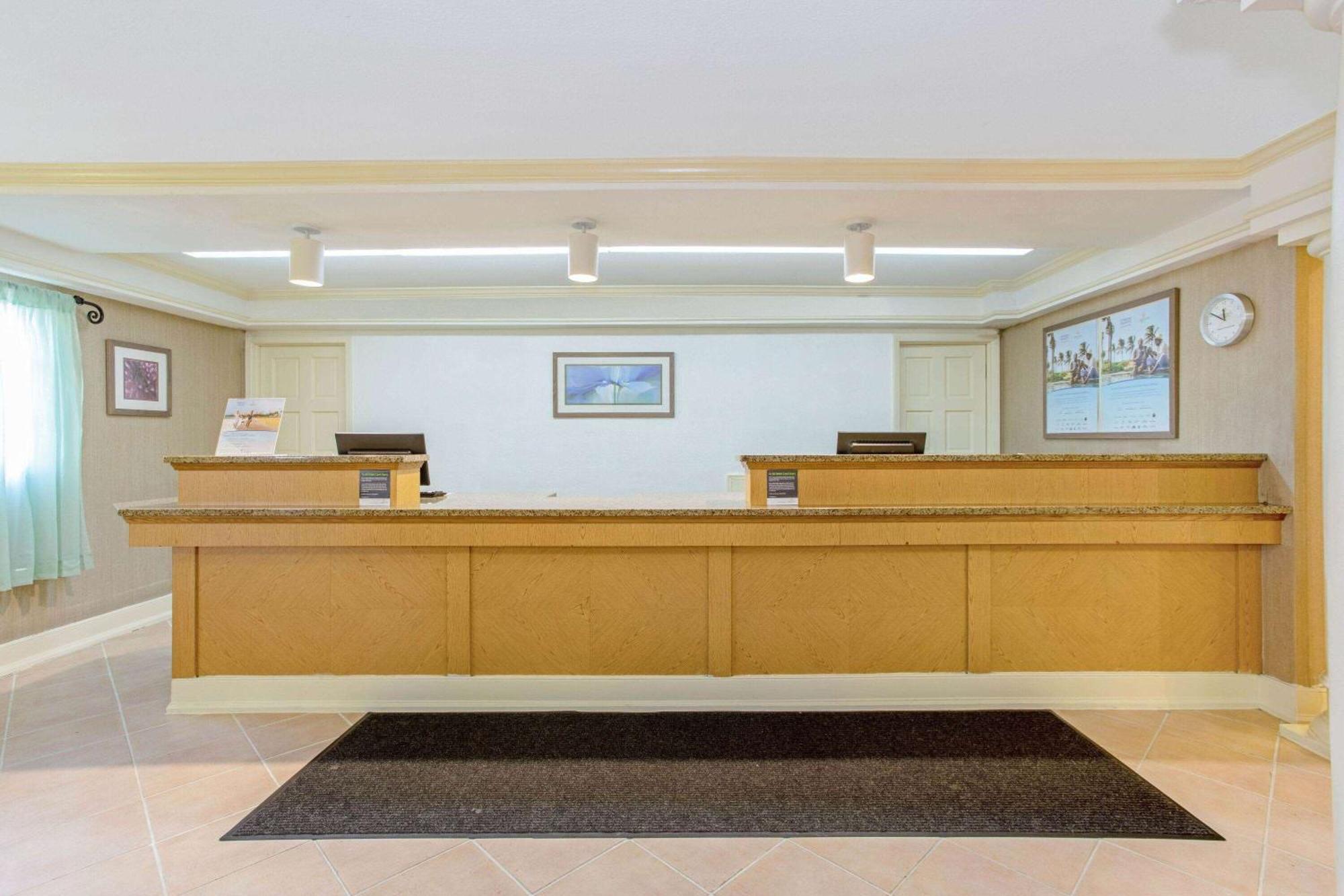Hotel La Quinta By Wyndham Airport West 3*