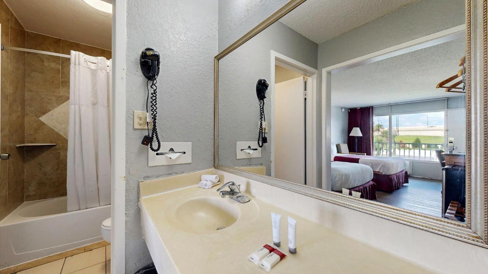 Days By Wyndham Downtown 2*