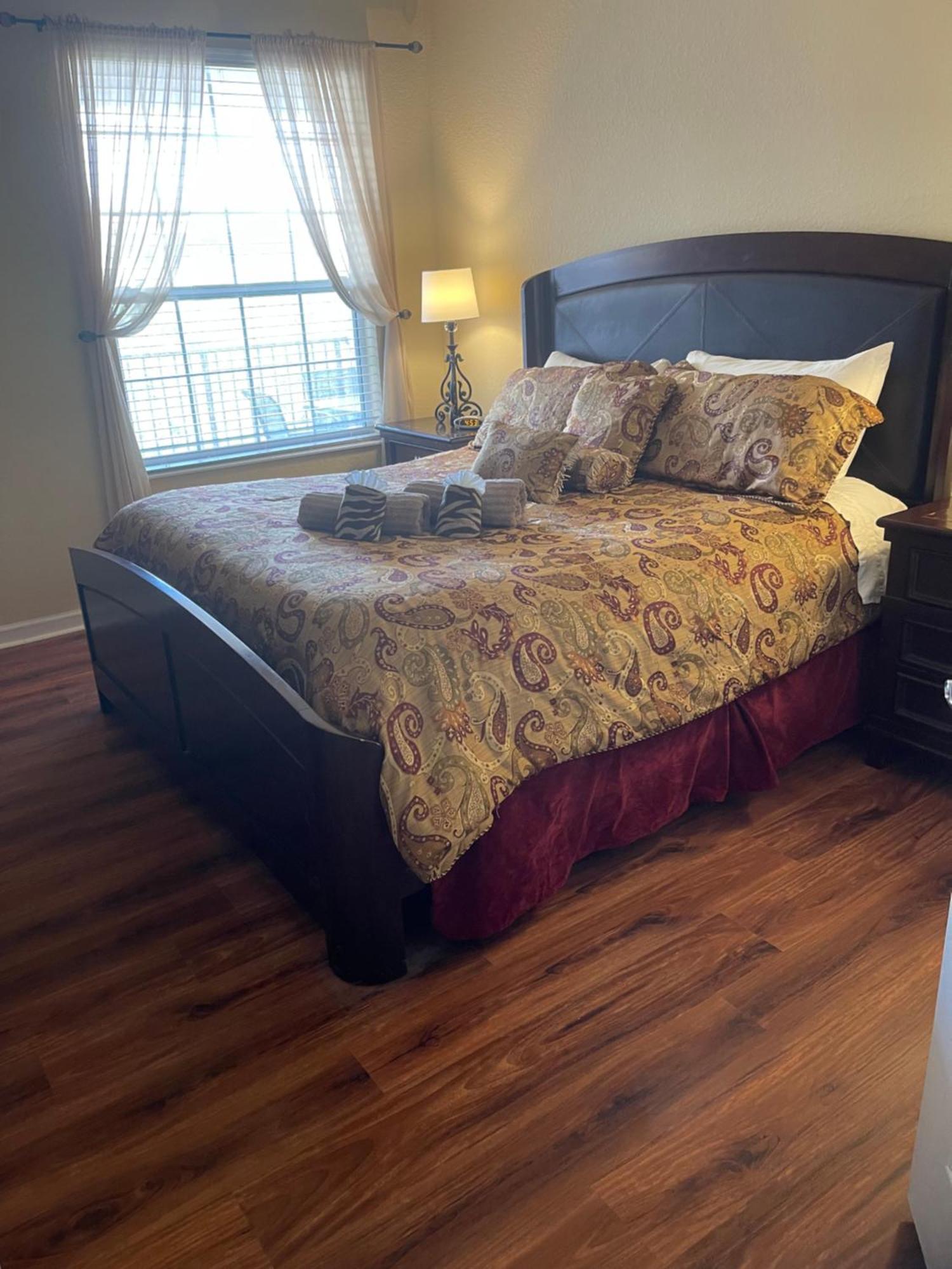 Executive 3 Bedroom At Universal Apartment *