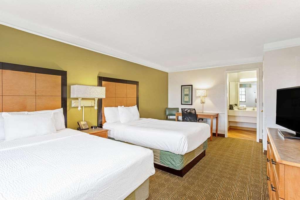 Hotel La Quinta By Wyndham Airport West 3*