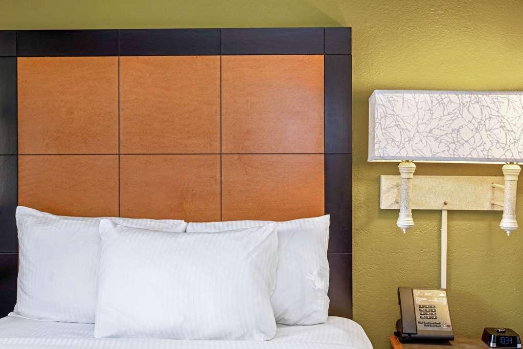 La Quinta By Wyndham Airport West Hotel 3*
