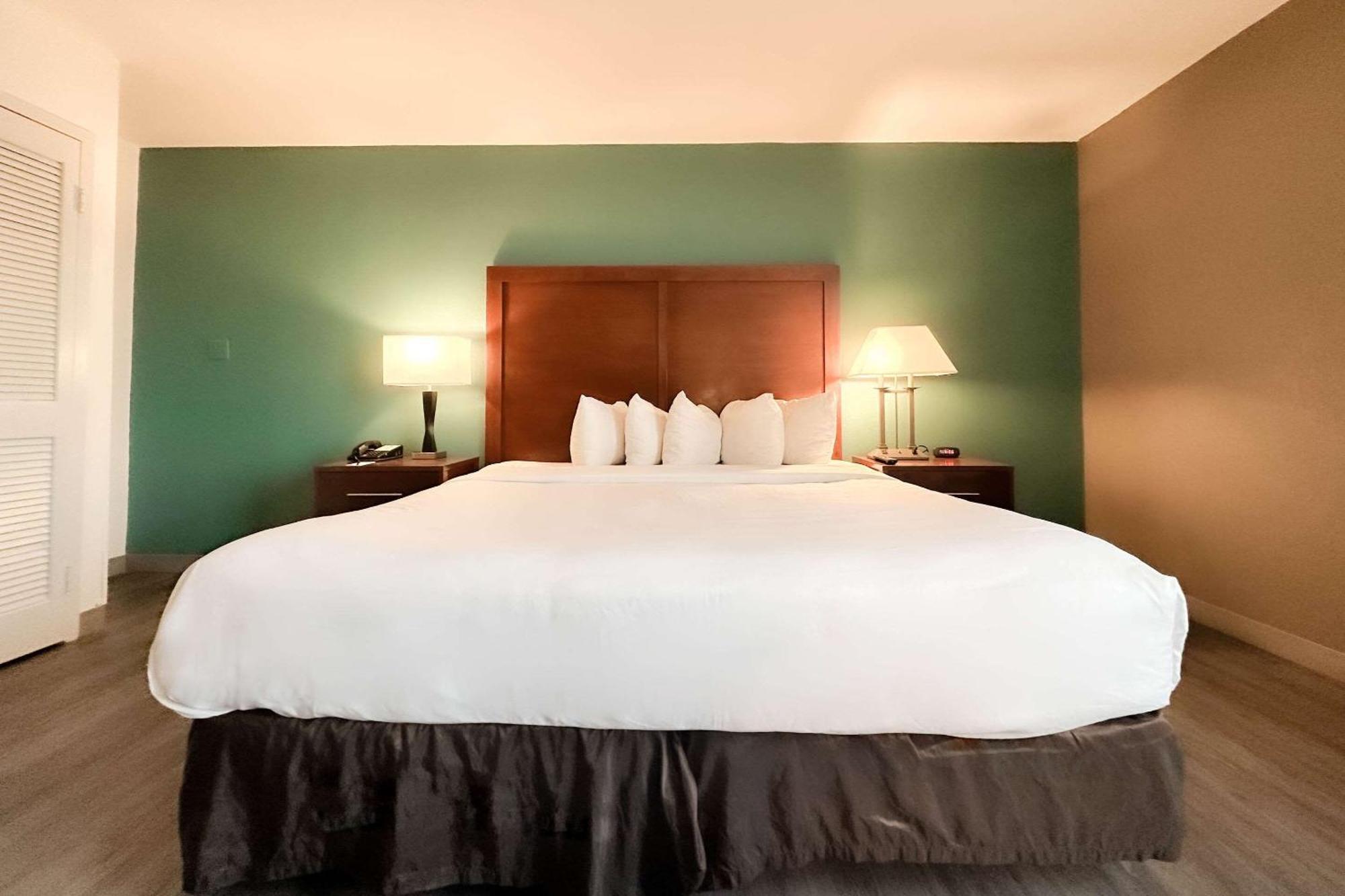 Comfort & Kissimmee By The Parks Hotel