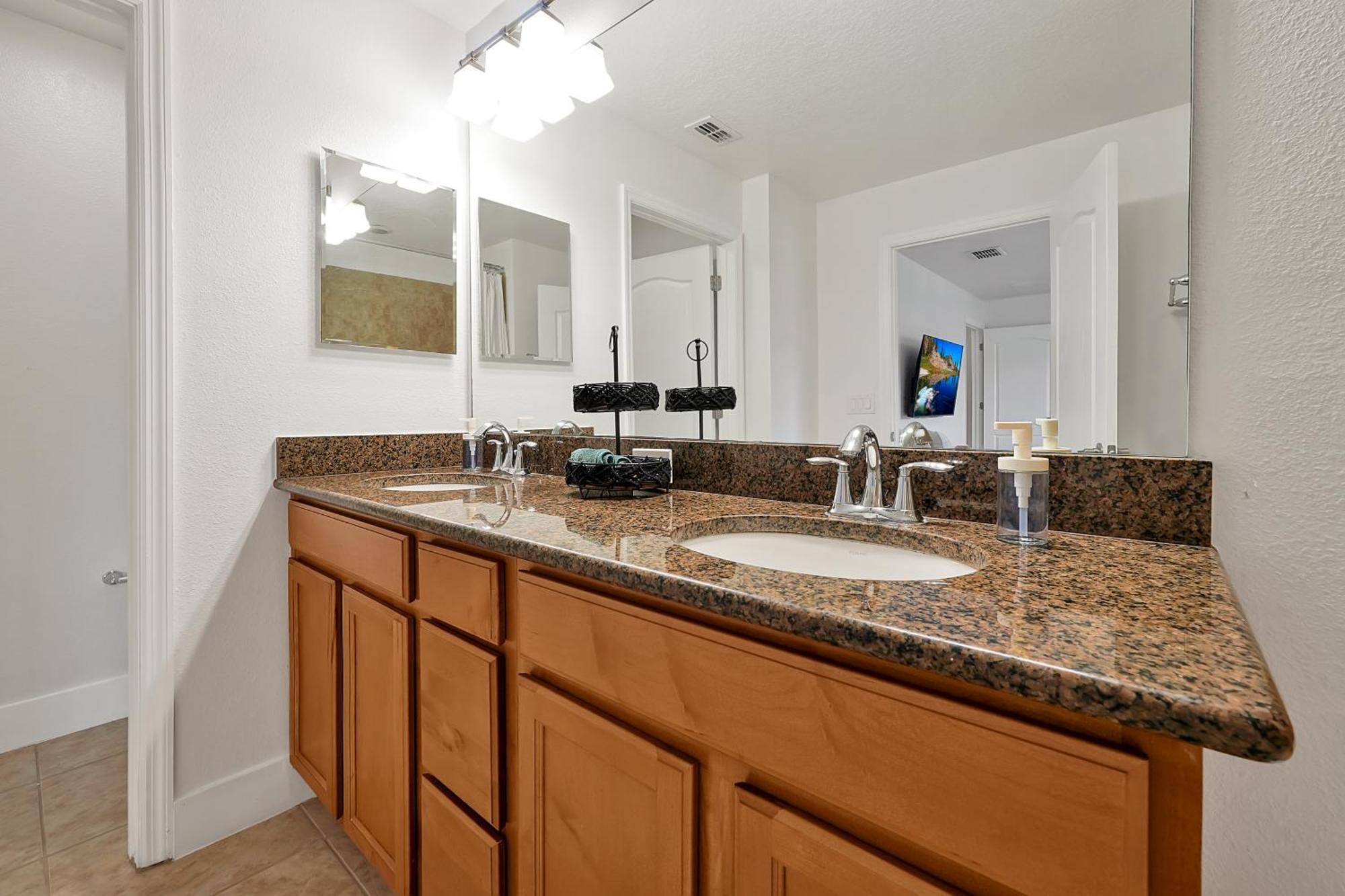 Stylish & Cozy Retreat Prime Location Fully Equipped *