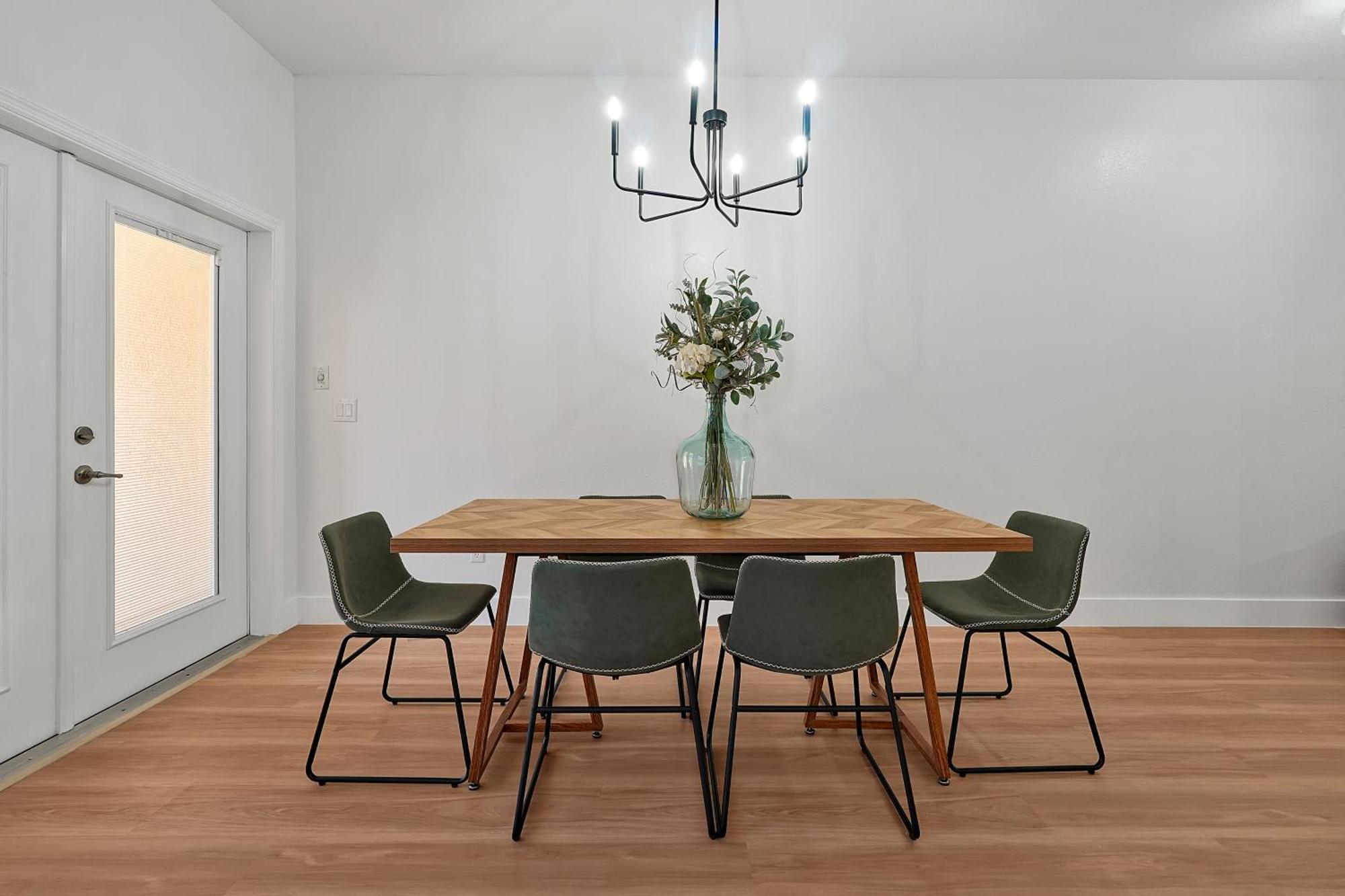 Stylish & Cozy Retreat Prime Location Fully Equipped