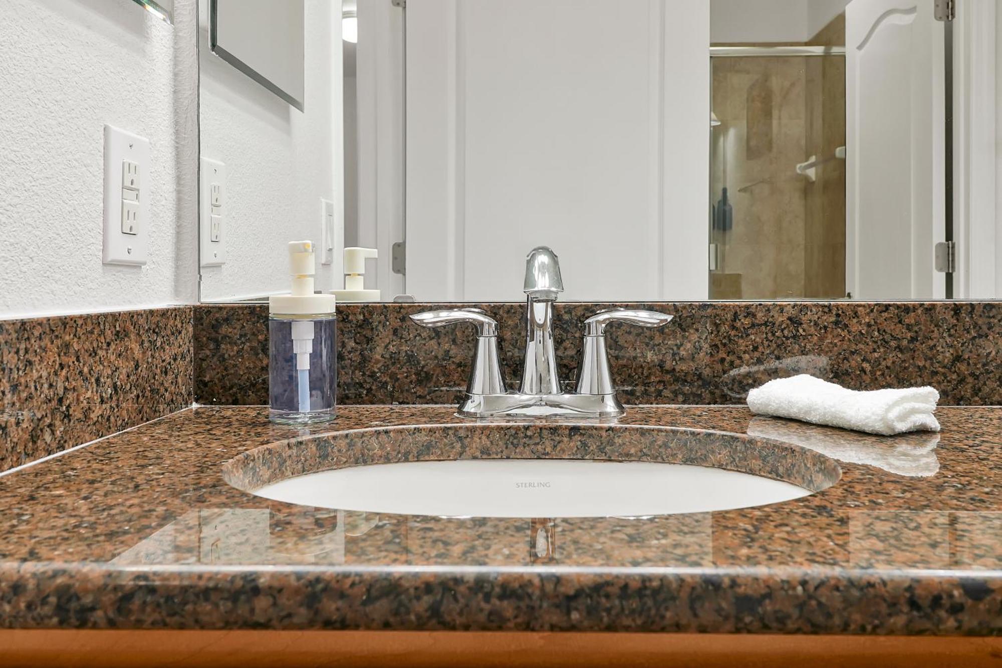 Stylish & Cozy Retreat Prime Location Fully Equipped