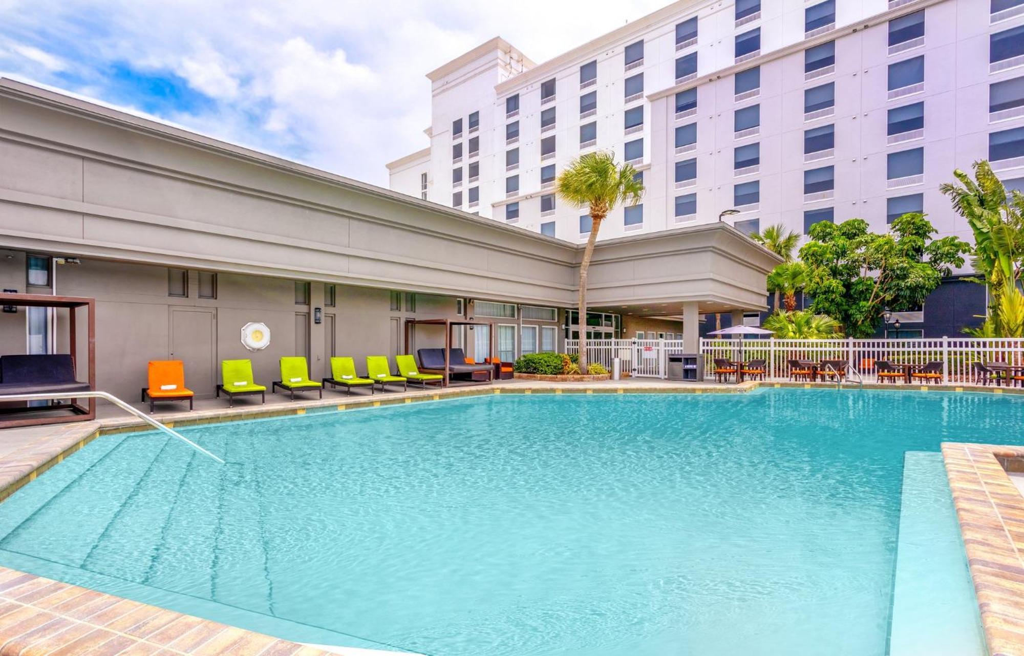 Resort Holiday & Across From Universal By Ihg
