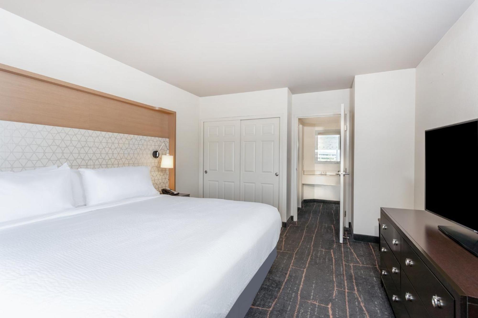 Holiday & Across From Universal By Ihg