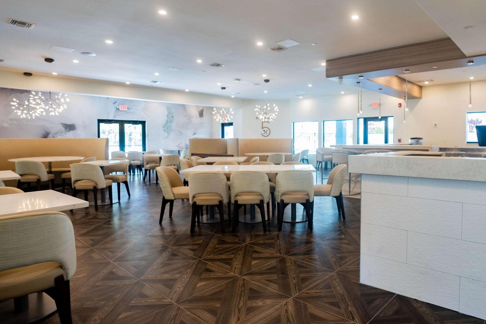 Daskk Near Universal Blvd, Ascend Collection Hotel 3*