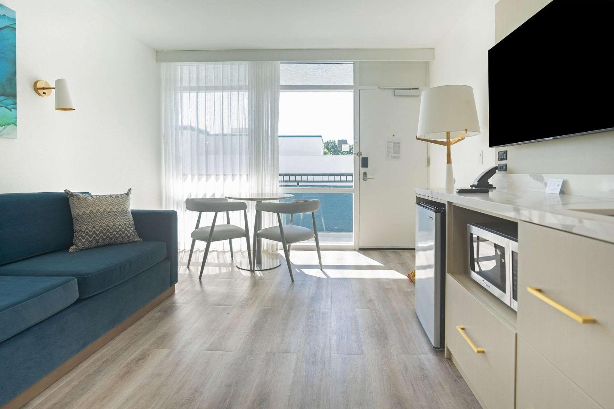 Daskk Near Universal Blvd, Ascend Collection 3*